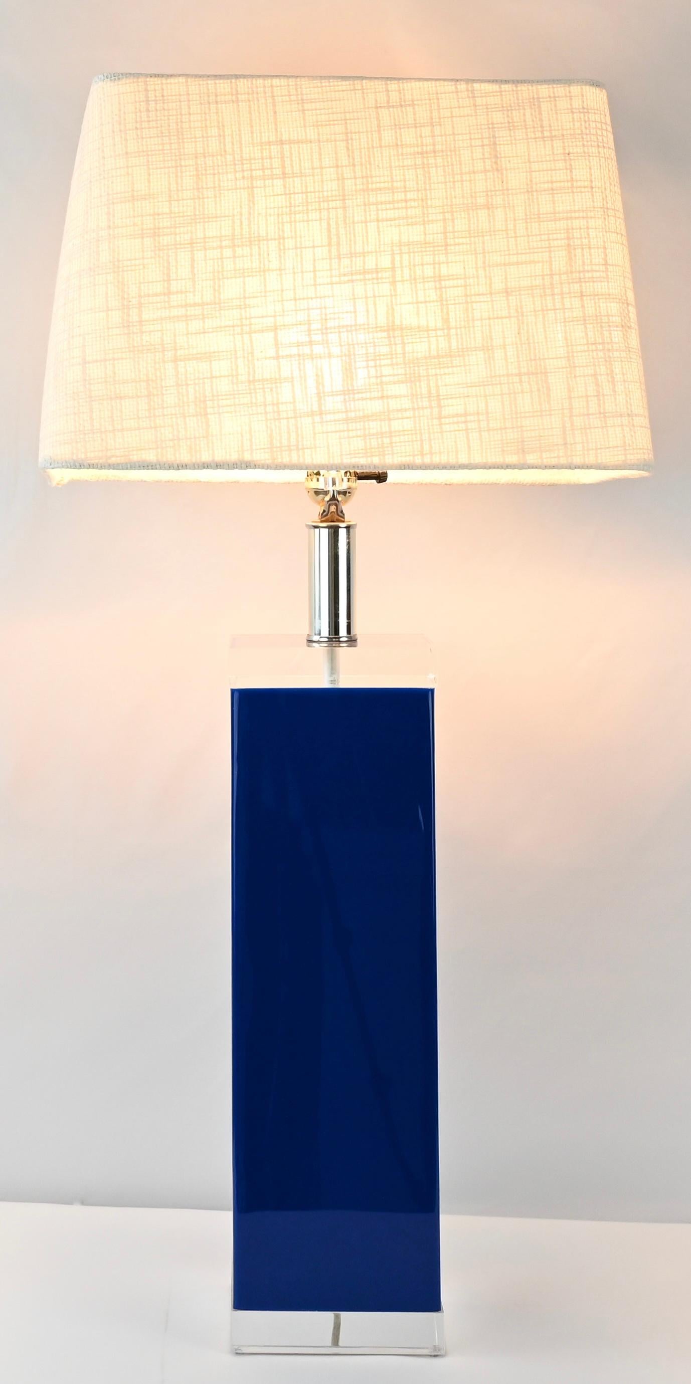 Ein sehr hochwertiges Paar George Bullio Tischlampen aus Lucit, entworfen und gefertigt mit großartigen Details. Sehr gefälliger blauer Lucitrahmen oben und unten mit kristallklaren Lucitblöcken. Verchromter Ständer zur Aufnahme der Glühbirne und