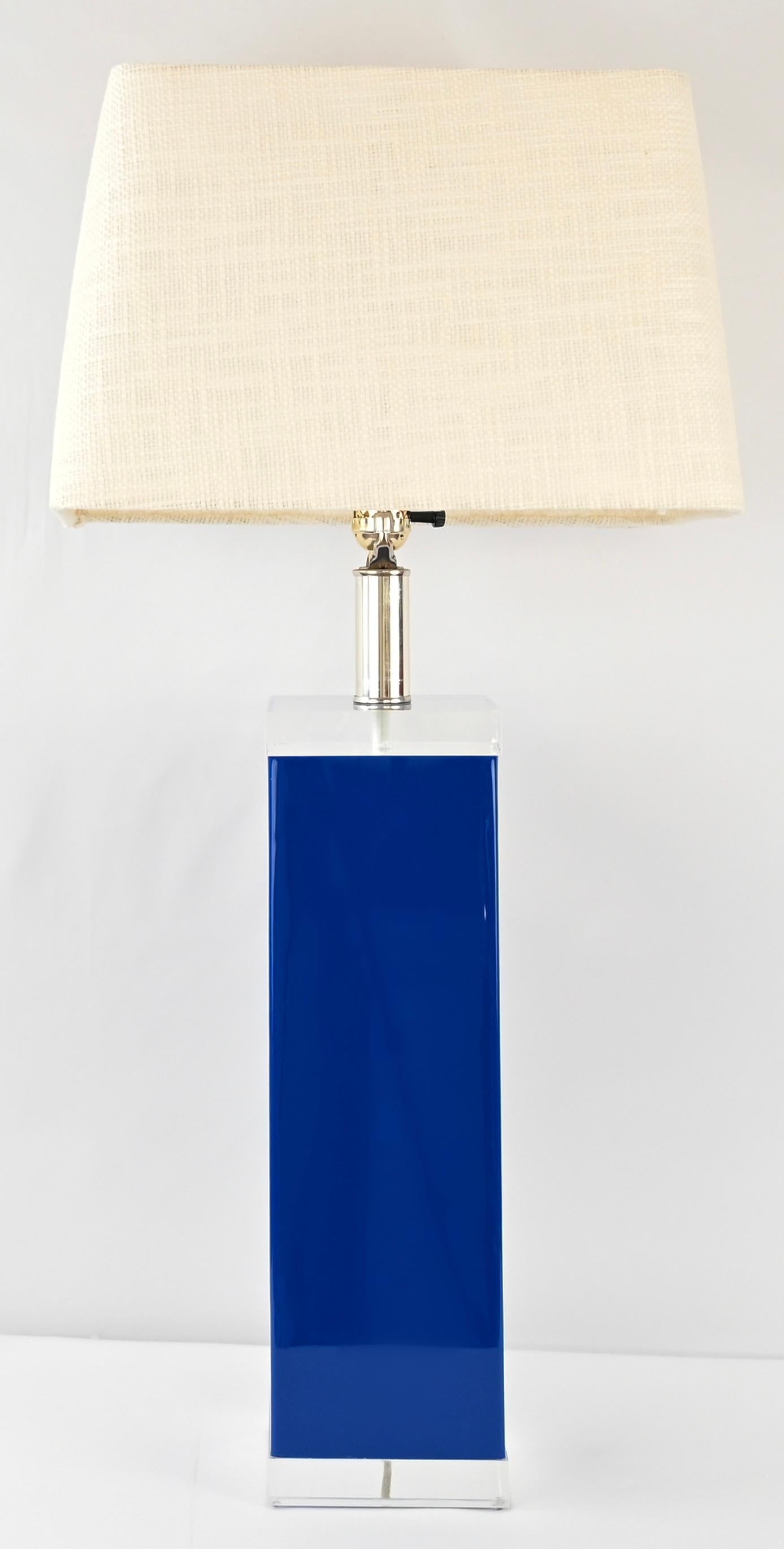Paar Lucite-Tischlampen von George Bullio, blau und klar  (Hollywood Regency) im Angebot
