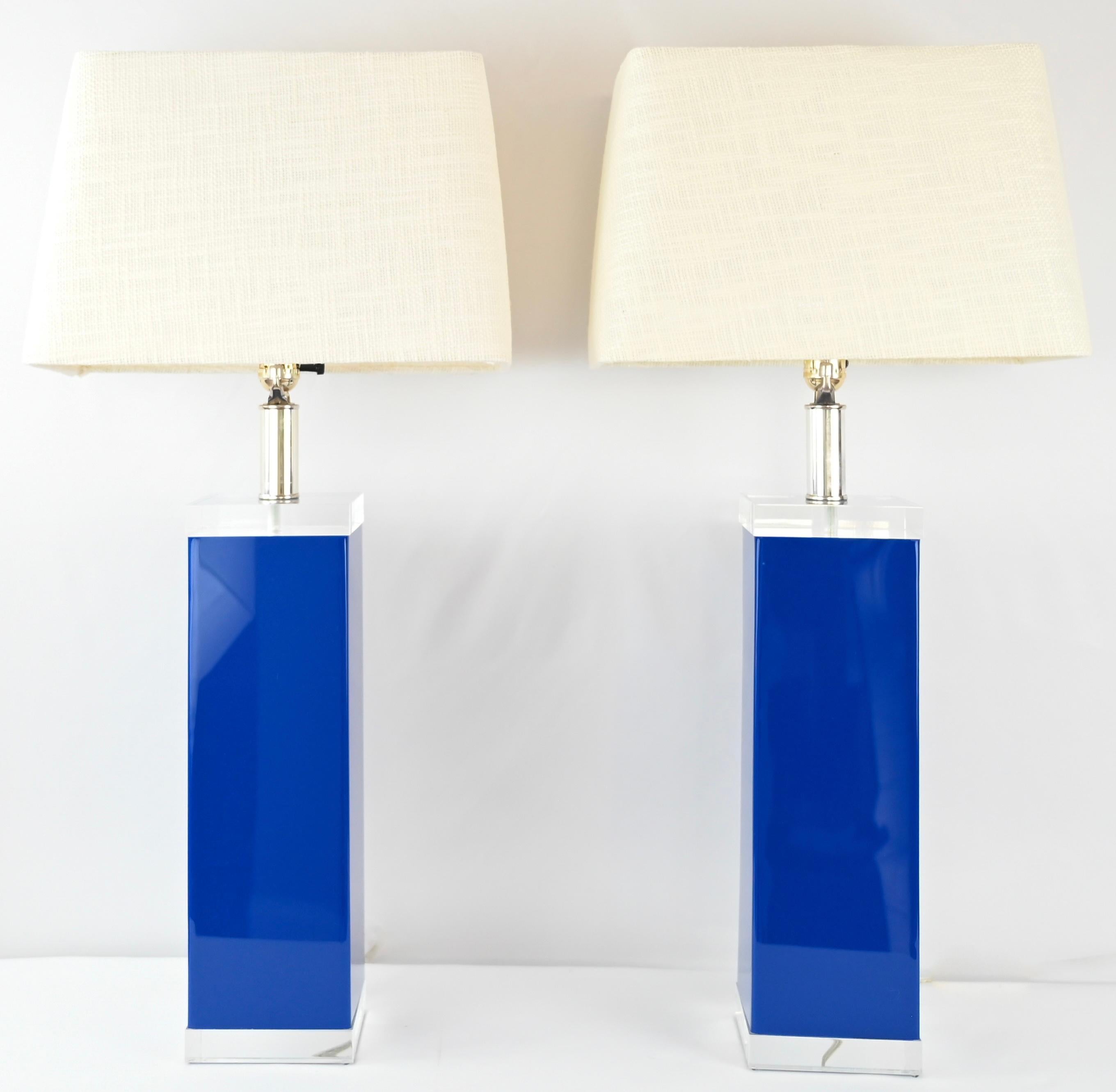 Paar Lucite-Tischlampen von George Bullio, blau und klar  (amerikanisch) im Angebot
