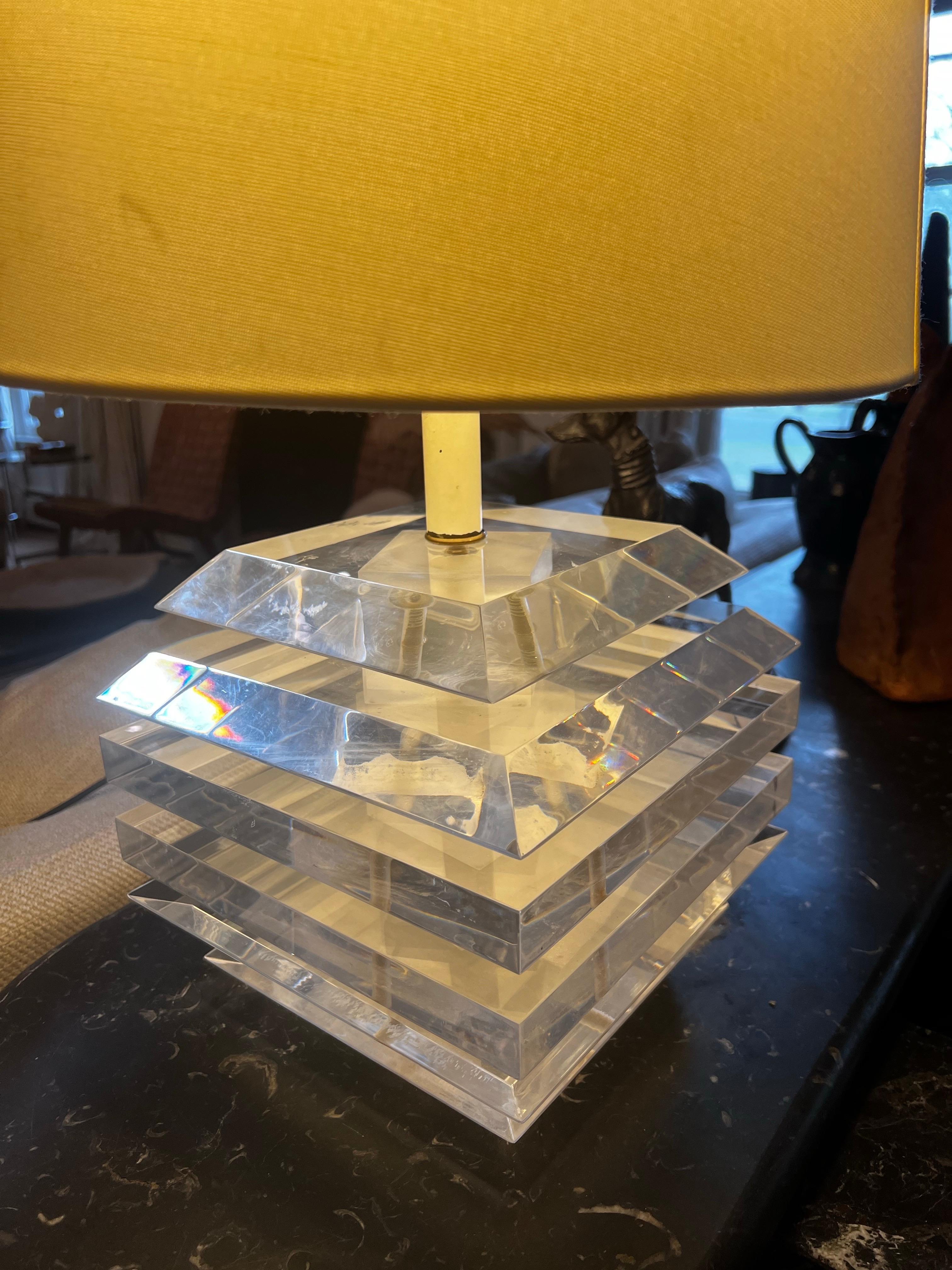 George Bullio Mid Century Modern Stacked Lucite Table Lamp - Medium Height In Good Condition For Sale In Los Angeles, CA