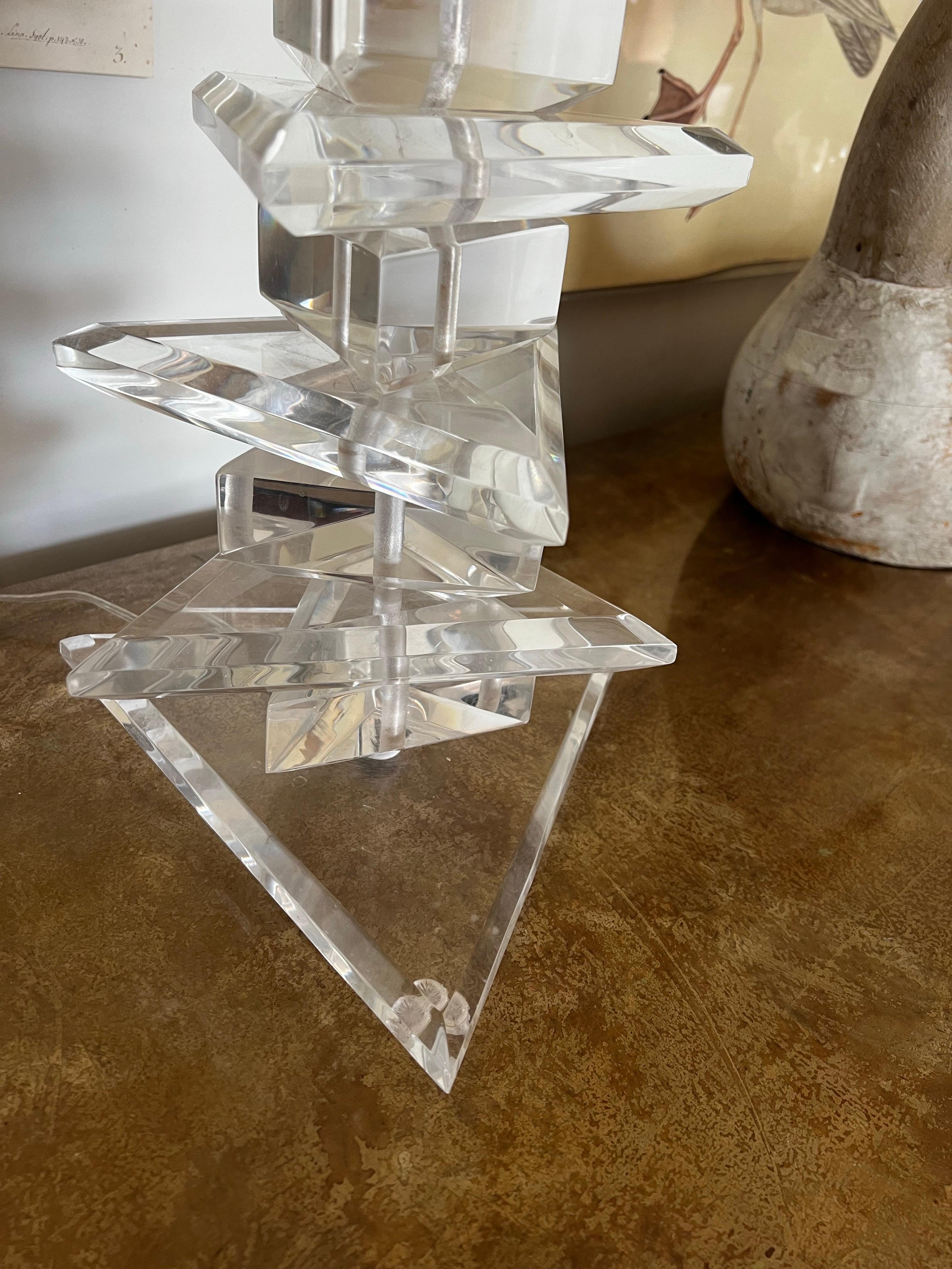 George Bullio Stacked Triangle Lucite Table Lamp - Karl Springer Style In Good Condition For Sale In Los Angeles, CA