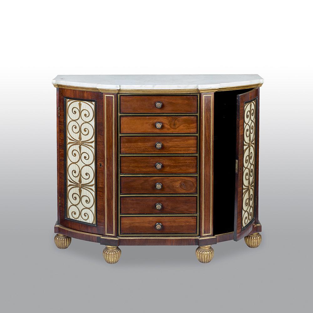 Un raro e importantissimo mobiletto Regency Goncalo Alves, timbrato G. Bullock. Squisito mobiletto di Goncalo Alves, con il piano in marmo bianco che sovrasta sei cassetti intarsiati in ottone, ciascuno dei quali reca il timbro G. Bullock con