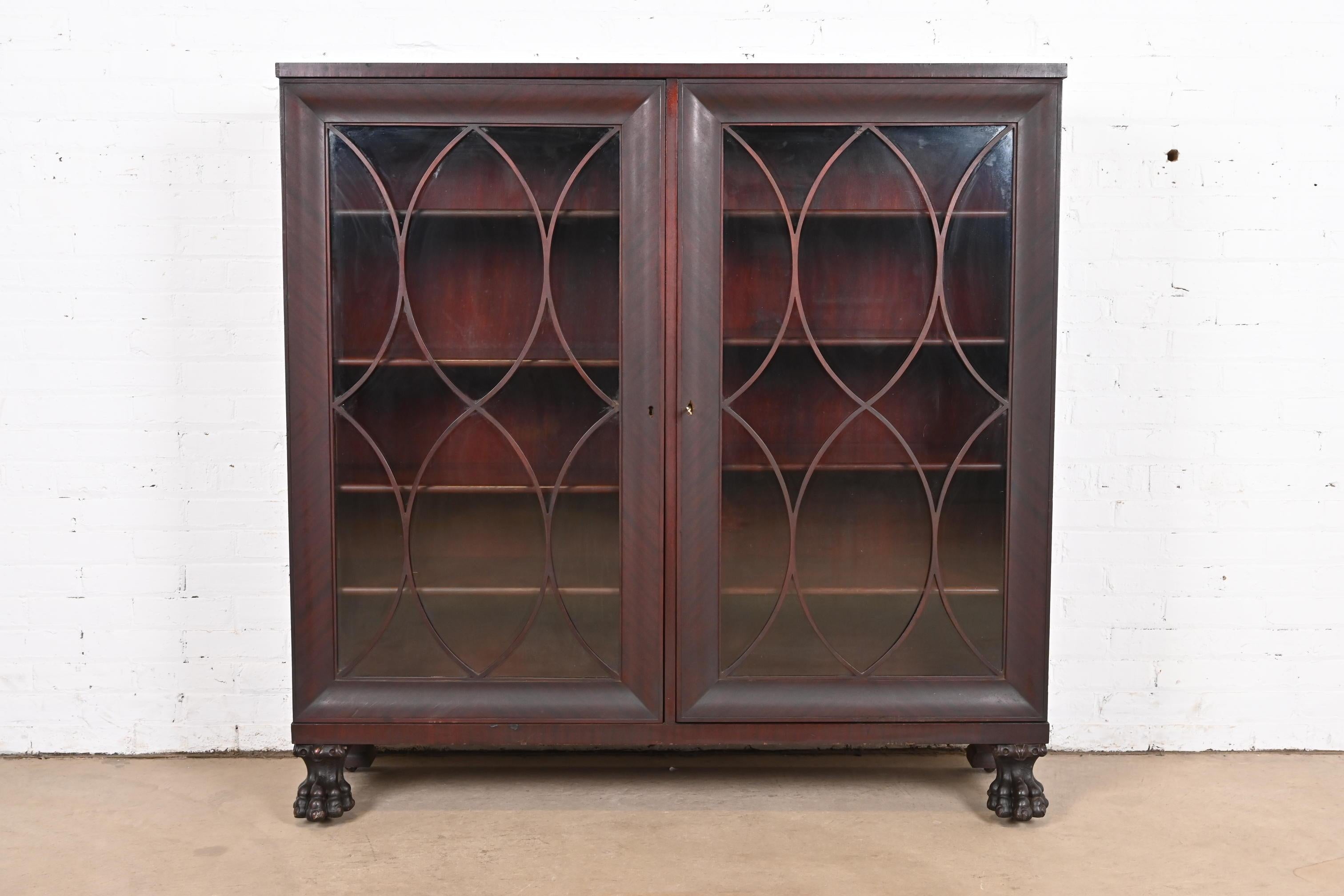 Remarquable meuble bibliothèque double de style Empire américain ou victorien. 

Par A.I.C. Flint Co.

États-Unis, vers 1890

Acajou, pieds en forme de pattes de lion, portes d'entrée en verre à meneaux. Les étagères sont réglables

Dimensions :