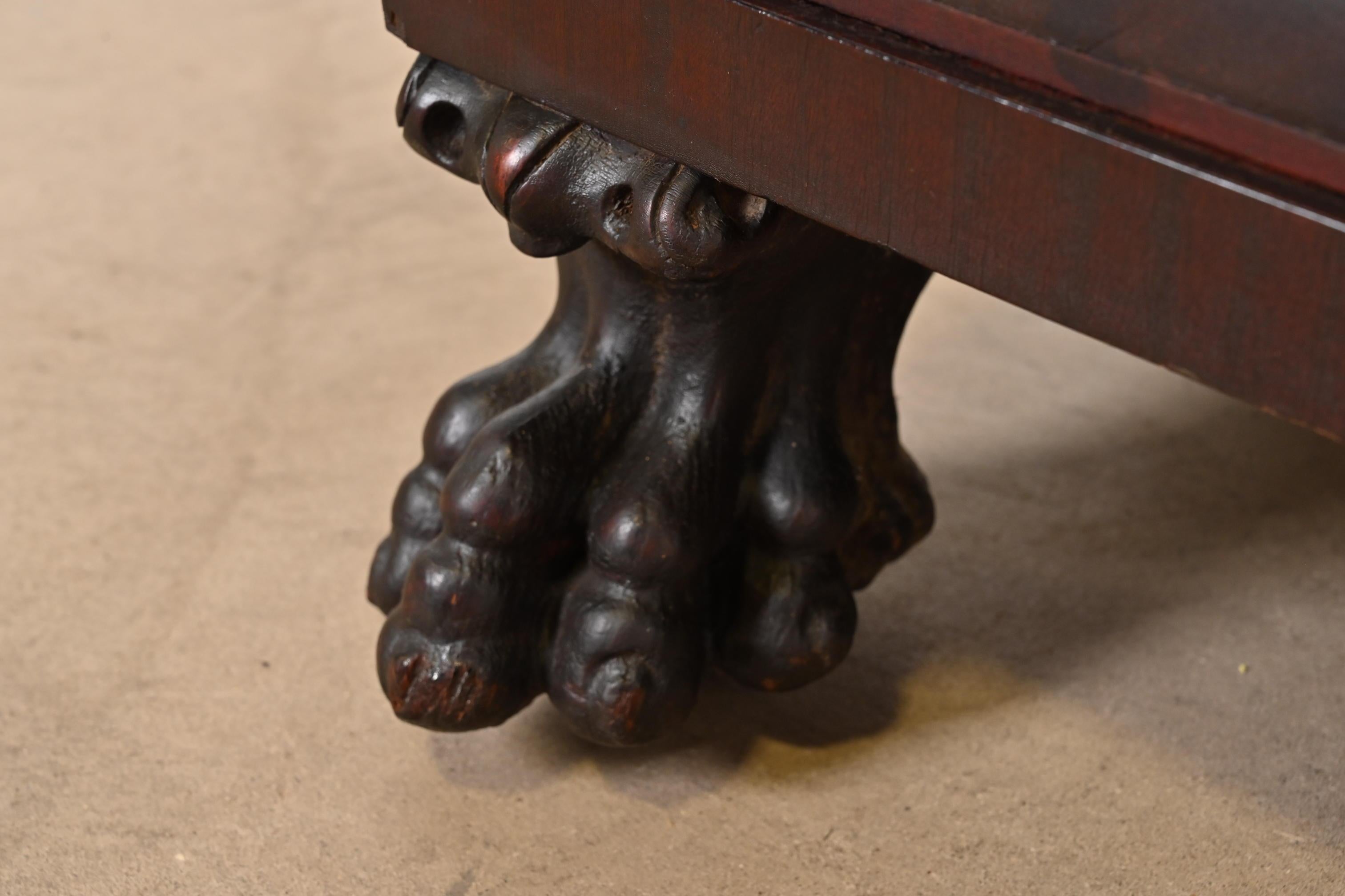 A.I.C. Flint Co. Ancienne bibliothèque double en acajou sculpté Empire Antiques en vente 2