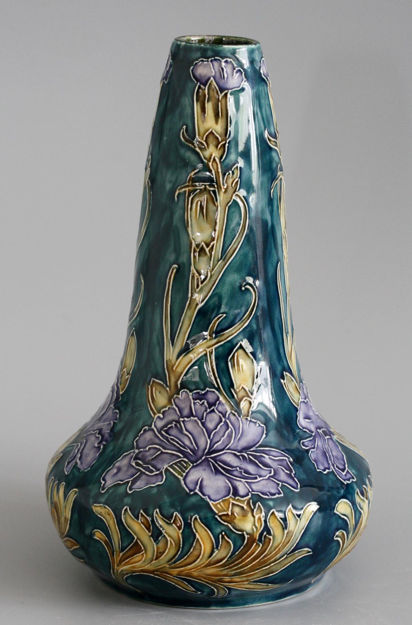 Inglese George Cartlidge Hancock Morris Ware Art Deco Vaso dipinto a mano con garofani in vendita