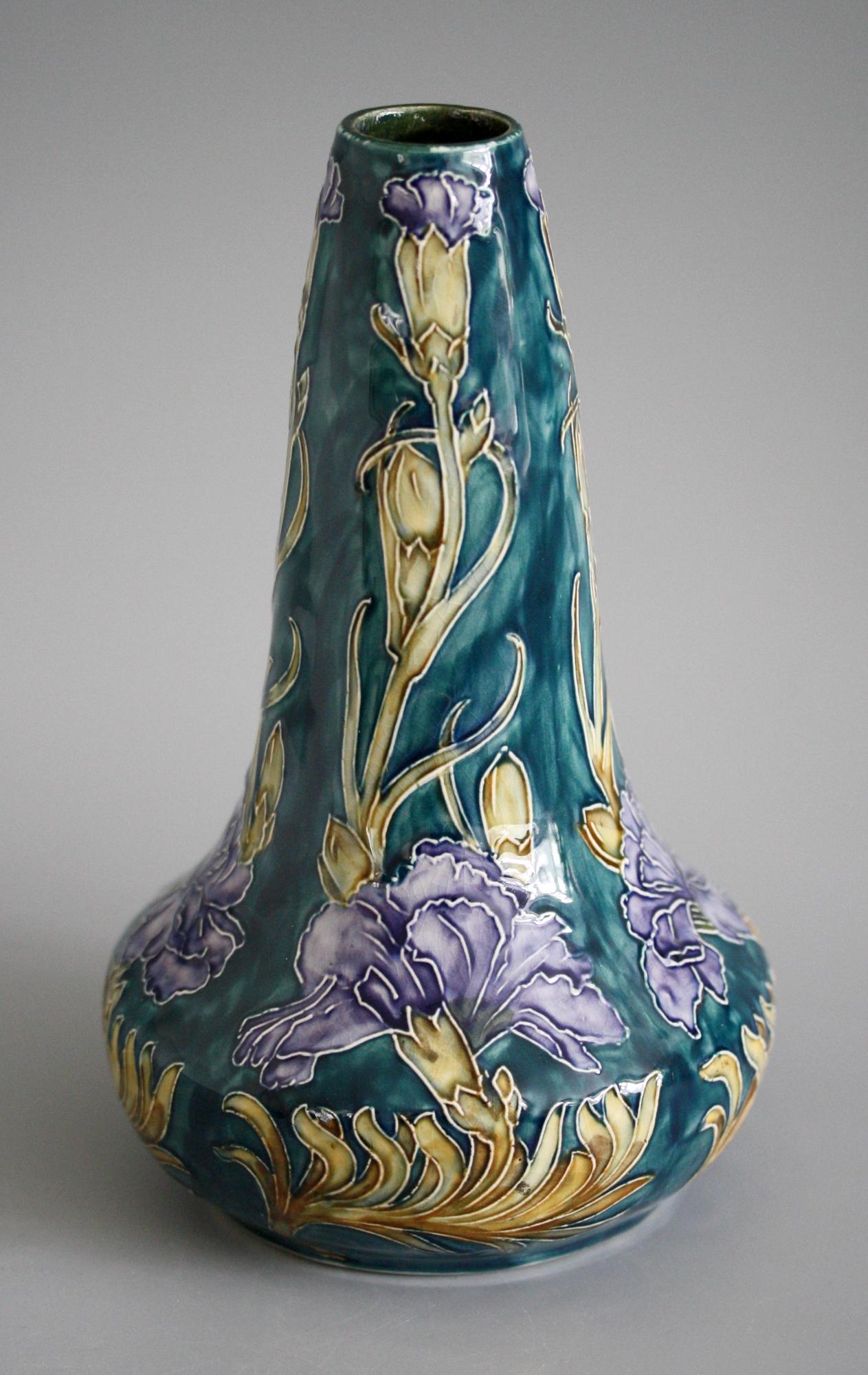 Terracotta George Cartlidge Hancock Morris Ware Art Deco Vaso dipinto a mano con garofani in vendita