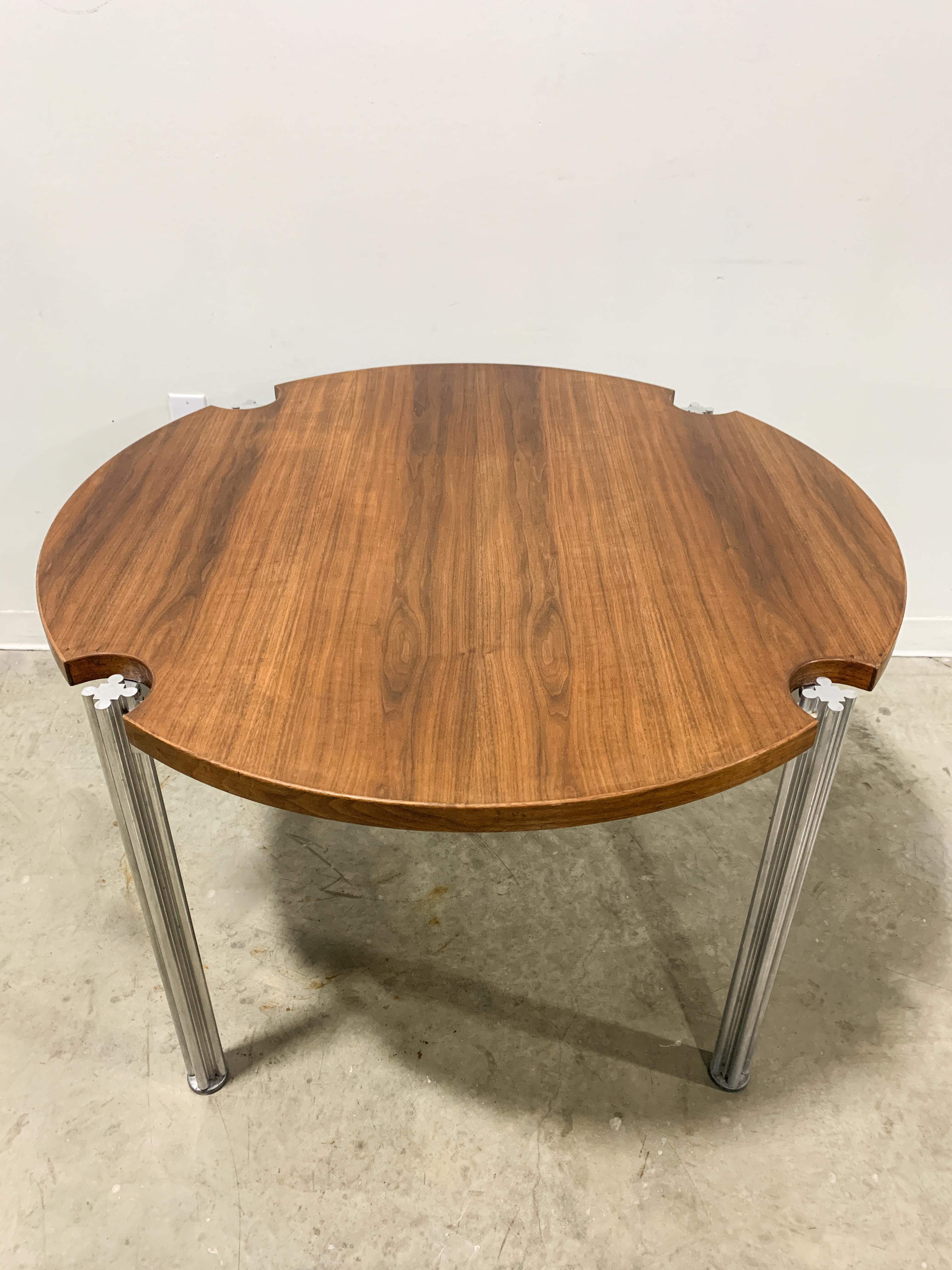 Designed in 1972 by George Ciancimino and distributed in the USA by Jens Risom, this rare and unique dining table makes us of Ciancimino's distinctive solid extruded aluminum cloverleaf column design. Connected with aluminum stretchers and fastened