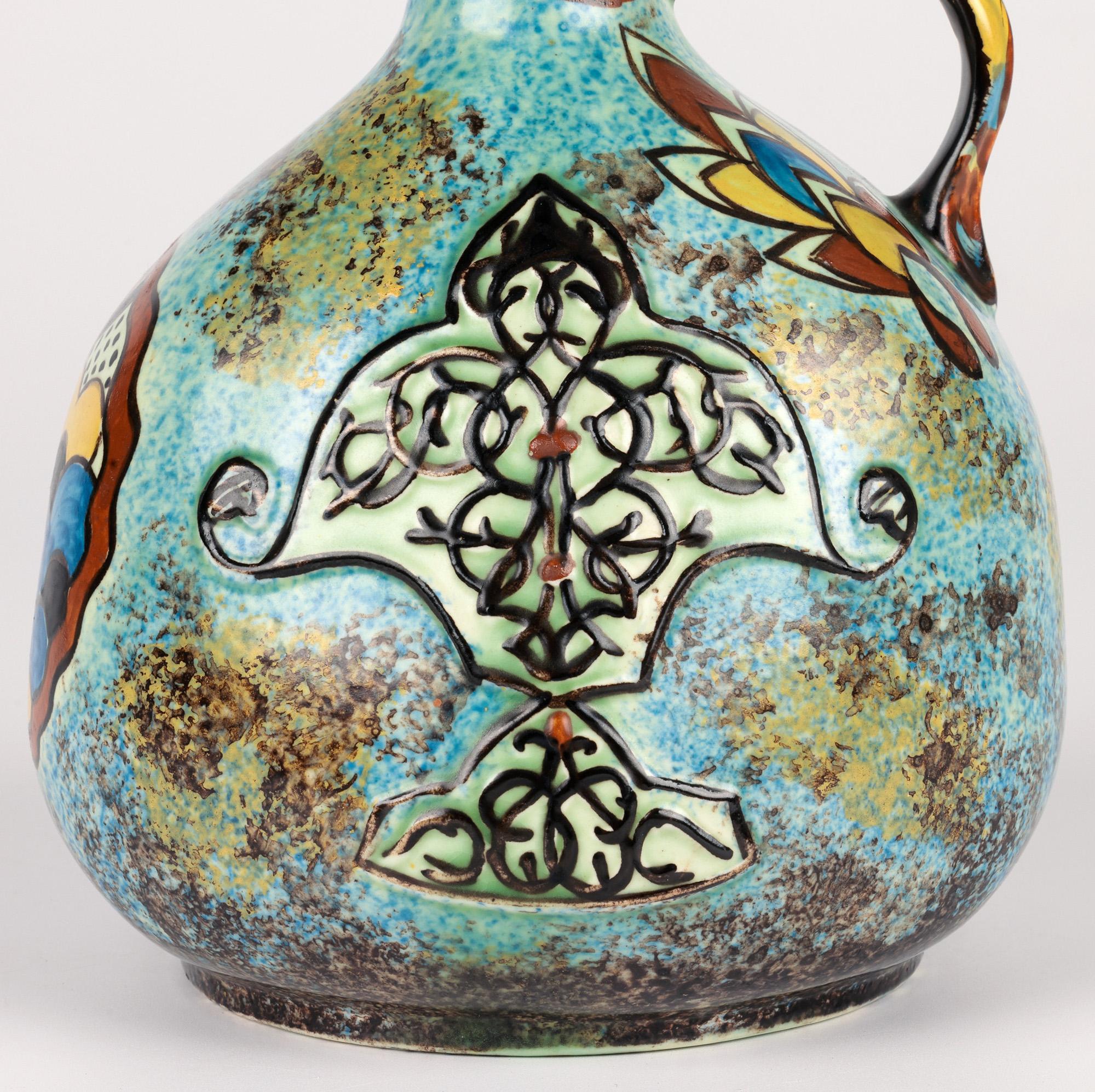 Jarra de loza camaleón con motivo persa George Clews Tunstall 
Una estilosa jarra de cerámica con asas Art Decó George Clews & Co, Tunstall, reproducción de Chameleon Ware del Arte Persa que data de alrededor de 1925. La jarra se alza sobre una base