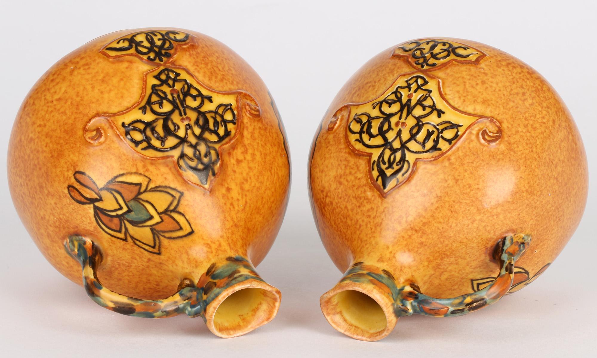 Paar Chameleon Ware Art Deco Persische Keramikkrüge von George Clews Tunstall, Tunstall (Art déco) im Angebot