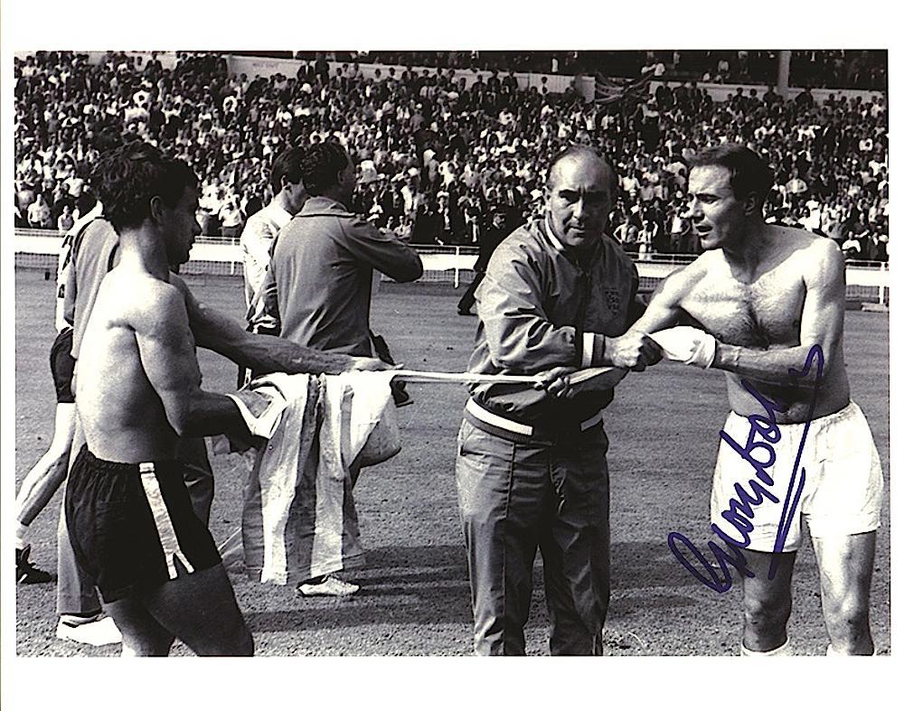 Ein signiertes Foto des englischen Fußballspielers und Weltmeisters von 1966, George Cohen

George Cohen (1939 -) ist ein ehemaliger englischer Profifußballer, der 1966 mit England die Fußballweltmeisterschaft gewann.

Cohen spielte seine