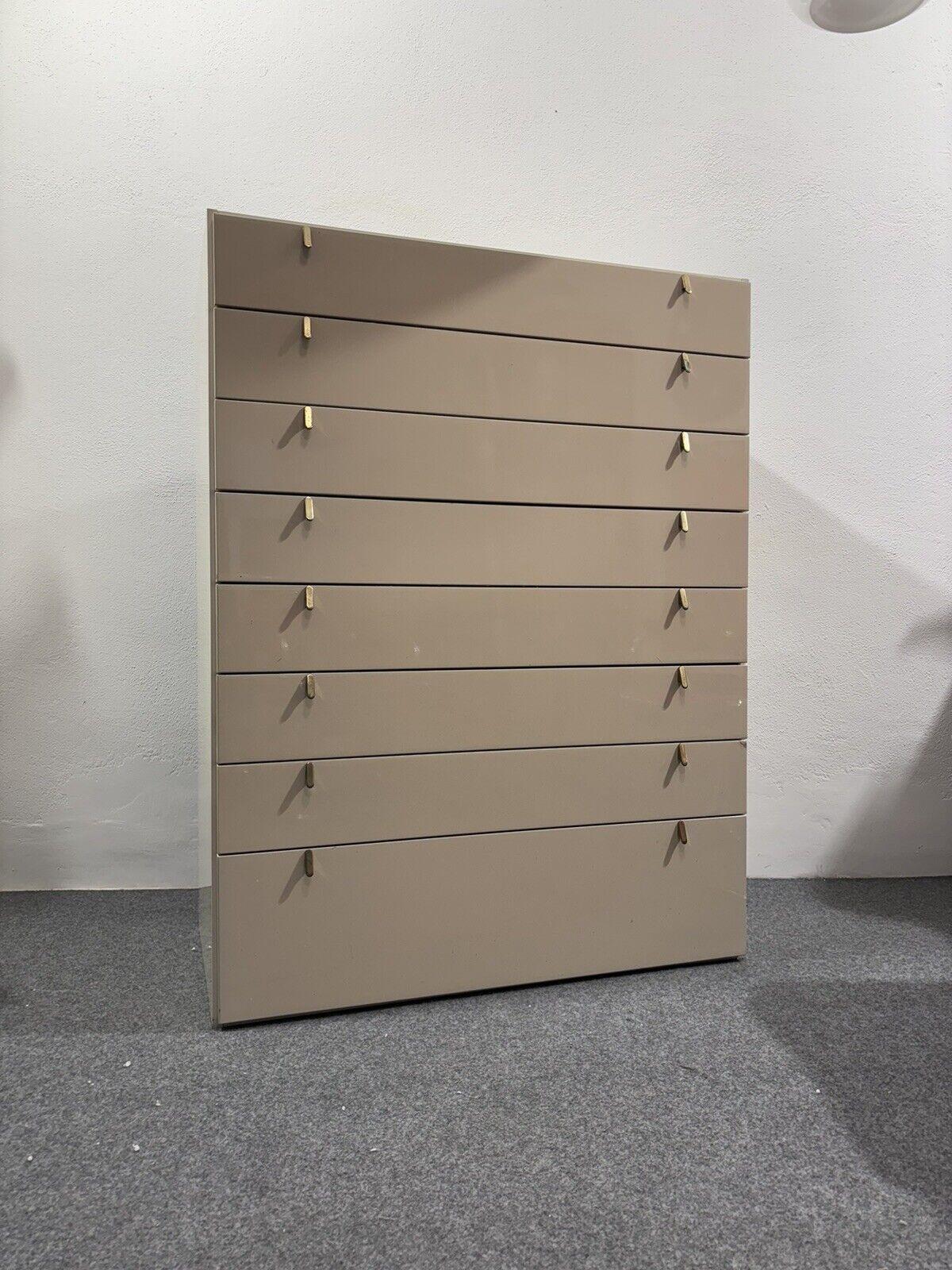 Outstanding chest of drawers from the prestigious 