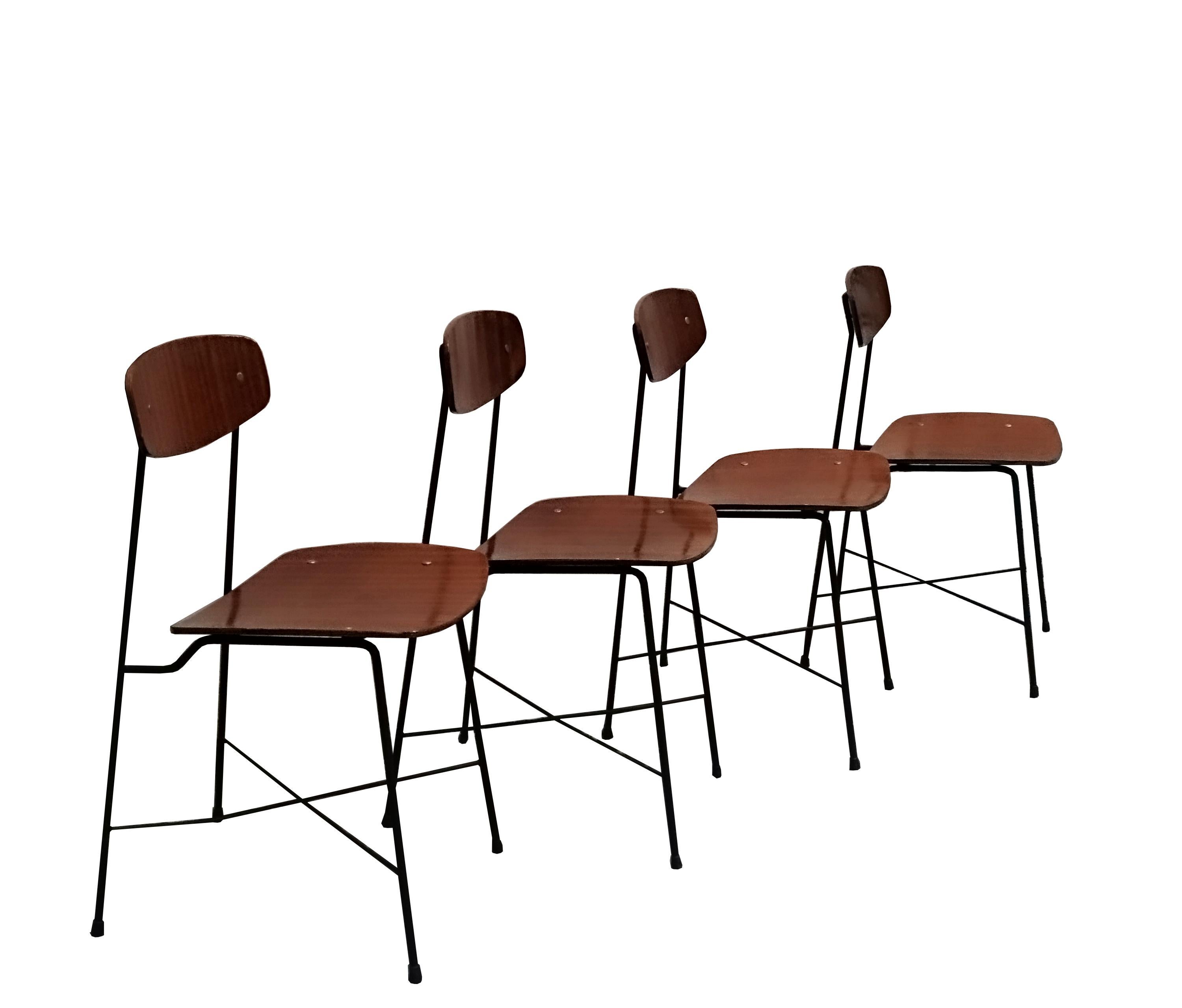 Satz  von  vier Stühle, entworfen von George Coslin und hergestellt von Faram, Italien, 1950er Jahre. Schwarz lackierte Rohr- und Metallstangen, Sitz und Rückenlehne aus Teak-Sperrholz. 

Literaturverzeichnis
