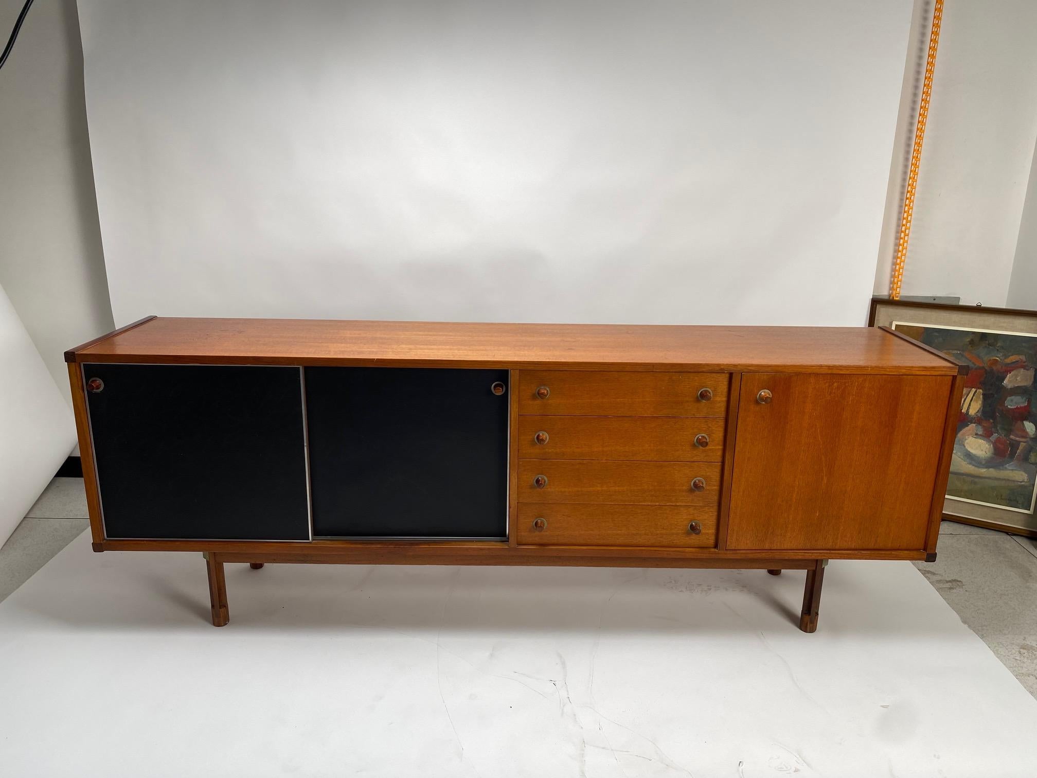 Sideboard designed by architect George Coslin for the important Italian company 3V Arredamenti in the 60s. It has 4 drawers with 3 doors.