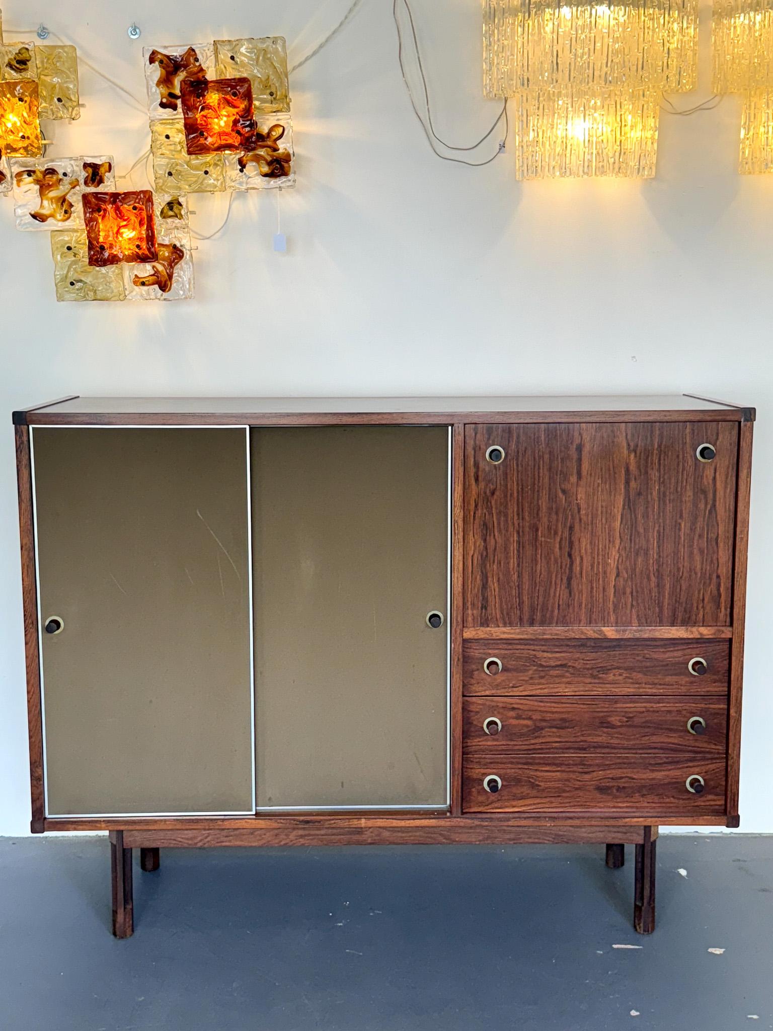 Aluminium George Coslin, buffet italien en bois des années 50. en vente