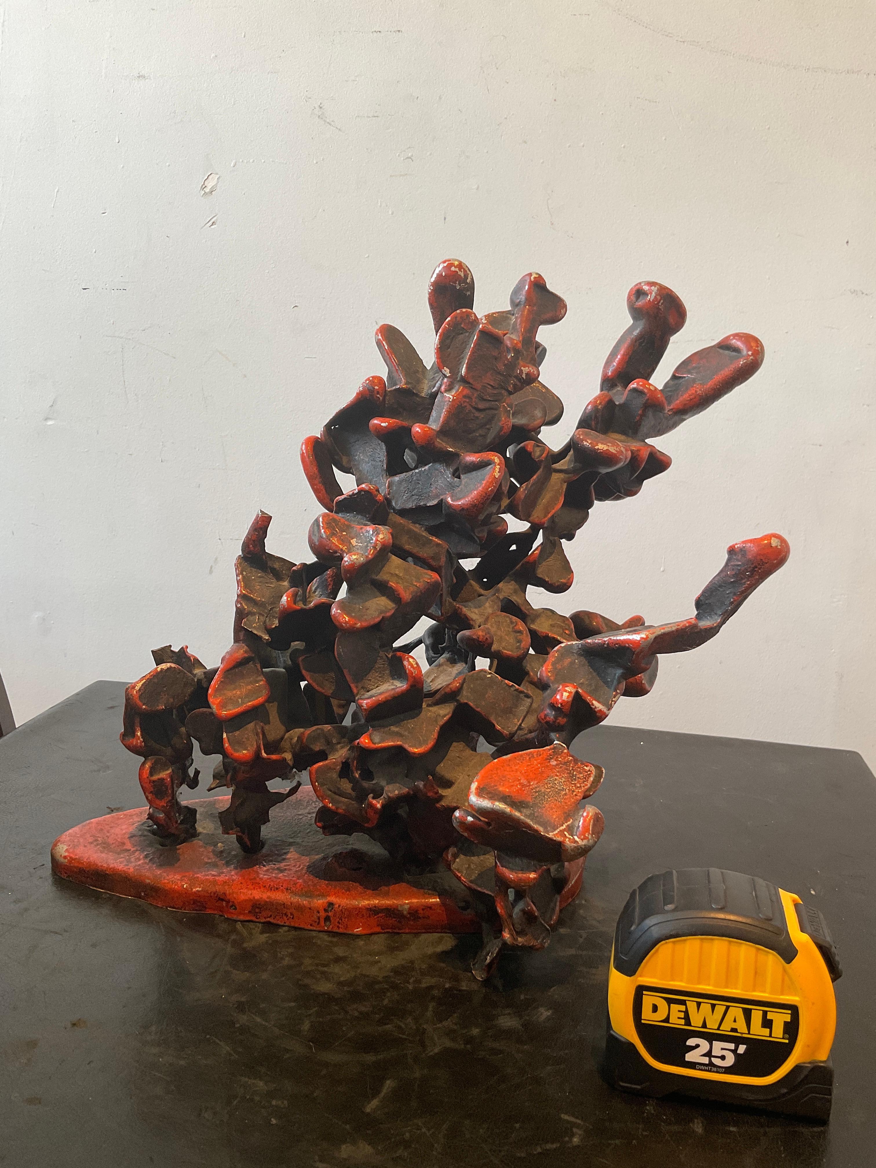 Scultura in alluminio di George Curtis degli anni '60 formata con patate e intitolata Red  Fumo di mare.