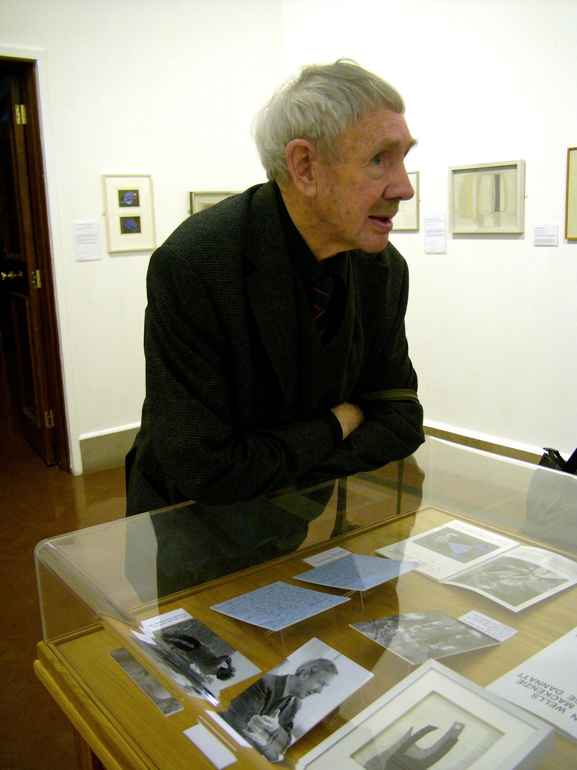 
George Dannatt (1915-2009)
Carfury 
1998 
Gewachster Bleistift & Tinte auf Papier 
16.7 x 26.2 cm 
32.0 x 41.8 cm 


George Dannatts lange Karriere als Maler und Bildhauer endete mit dem Tod des Künstlers im Jahr 2009 im Alter von 94 Jahren.  Er