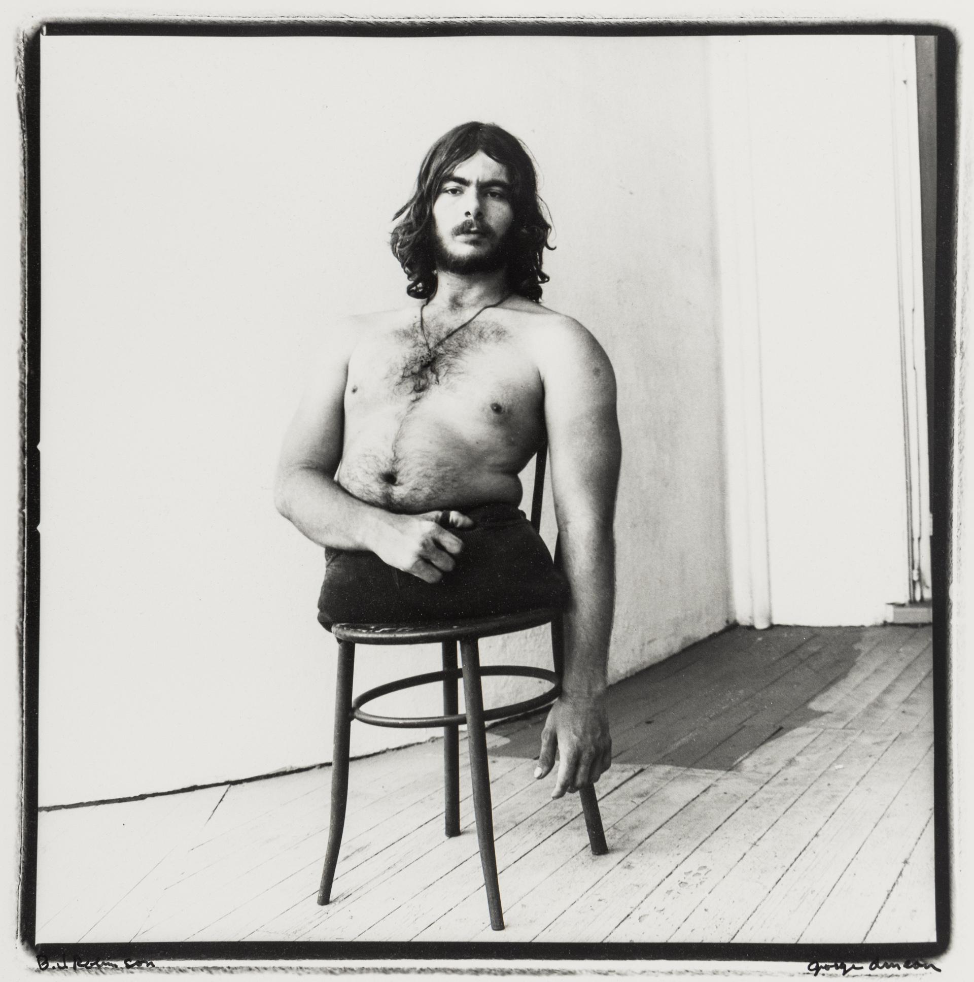 George Dureau Black and White Photograph – B.J. Robinson [Auf dem Hocker], 1970er Porträtfotografie eines Amputierten