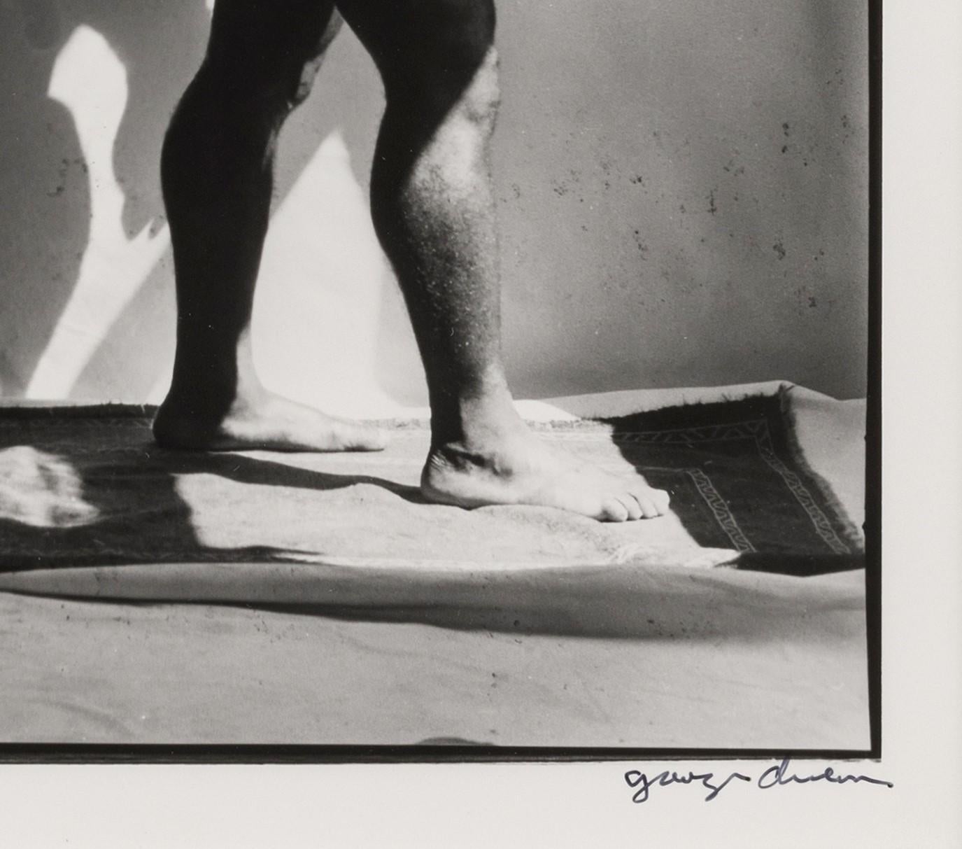Silberdruck, signiert und betitelt (recto), 35,5 x 28 cm (Blattgröße), (48cm x 42cm gerahmt). 

George Valentine Dureau war ein amerikanischer Künstler, dessen lange Karriere vor allem durch Kohlezeichnungen und Schwarz-Weiß-Fotografien von armen