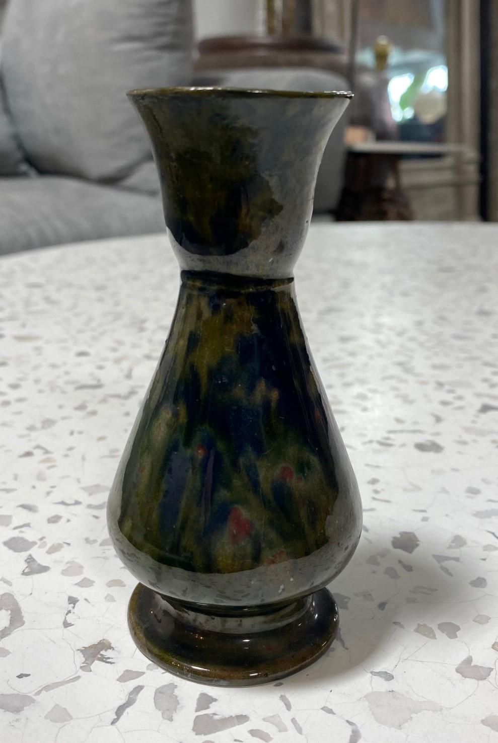 Un vase merveilleusement conçu et magnifiquement émaillé par le célèbre maître potier américain/du Mississippi George E. Ohr (ou, comme il se surnommait lui-même, le 
