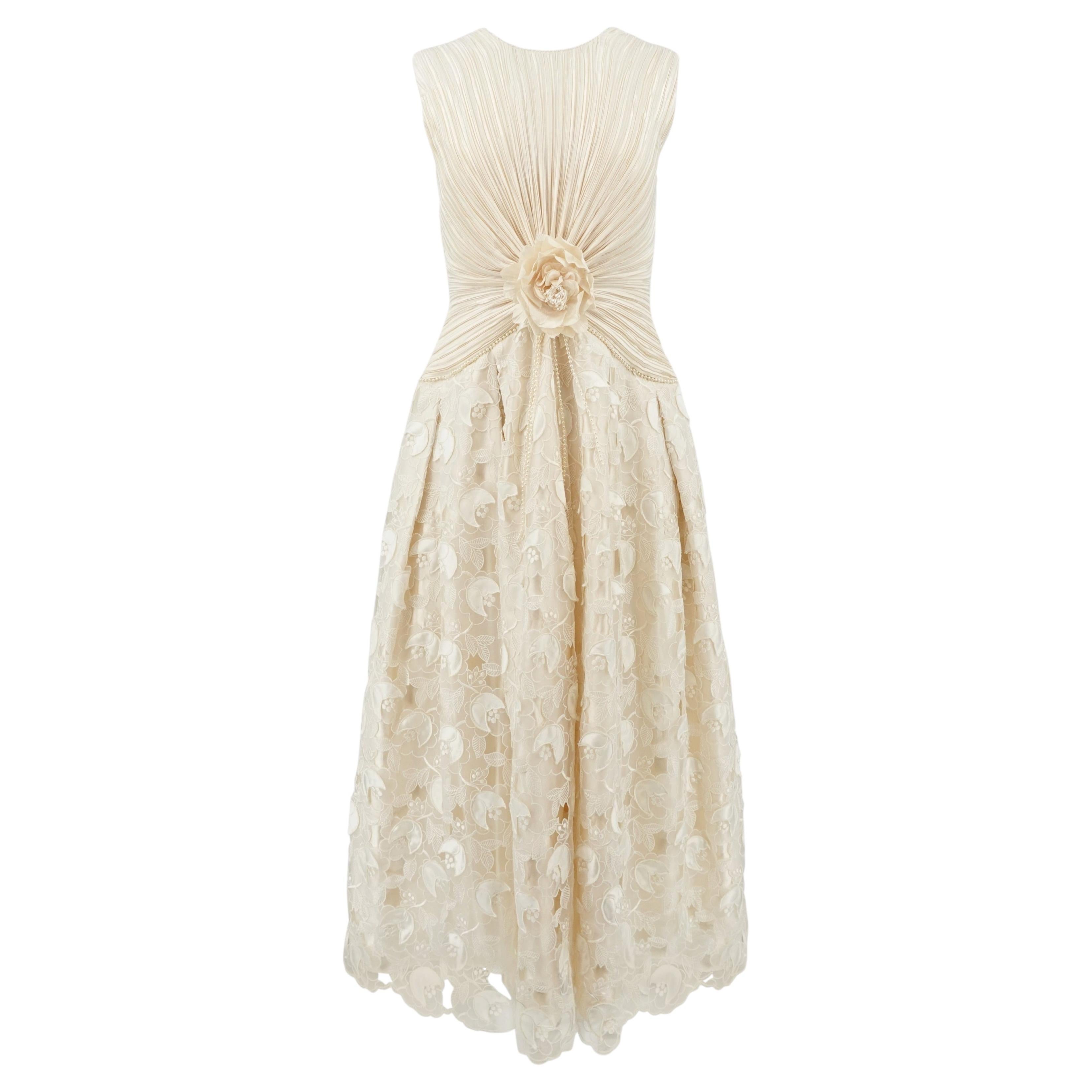 George F Couture, fin des années 80 - années 90 : robe de mariée ivoire à plis Fortuny, ornée d'appliqués floraux