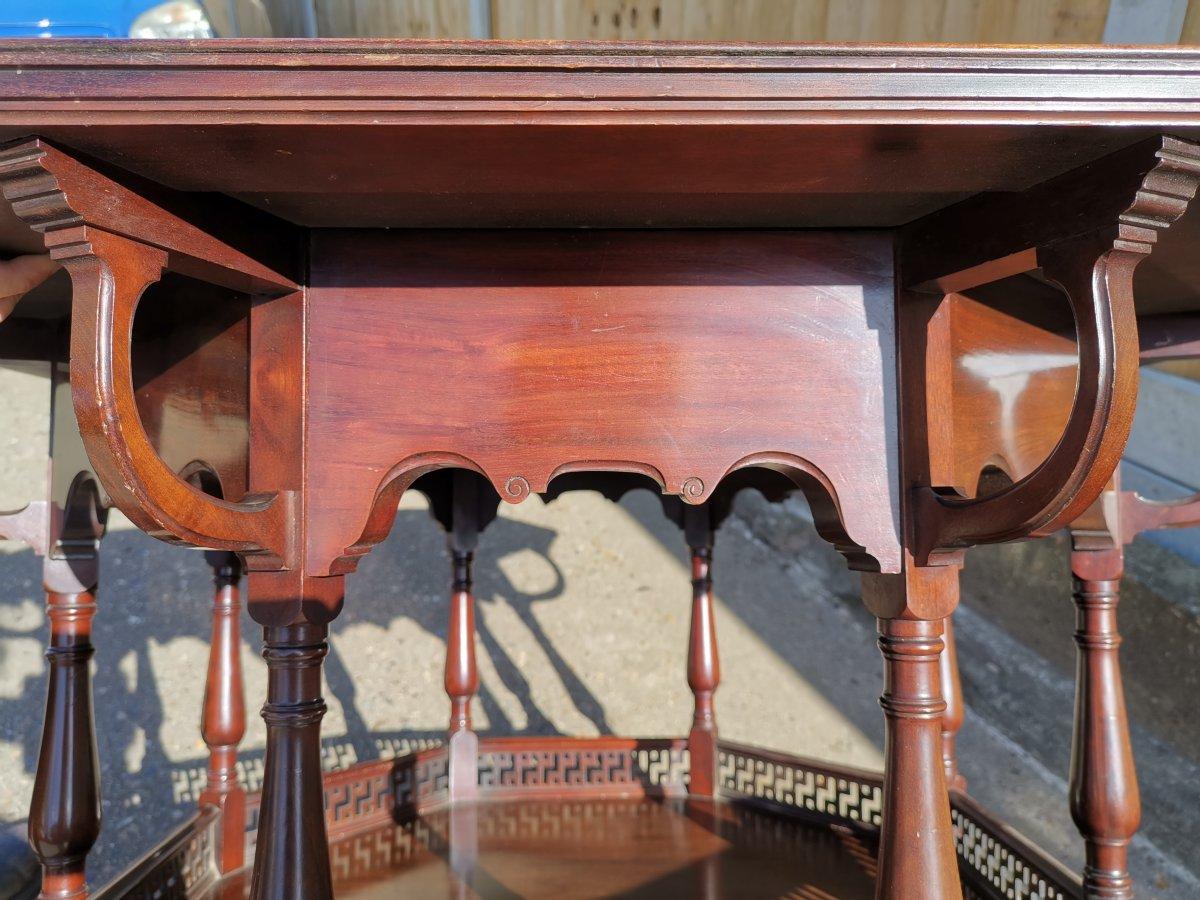 George Faulkner Armitage. ein anglo-japanischer achteckiger Mitteltisch aus Mahagoni (Spätes 19. Jahrhundert) im Angebot