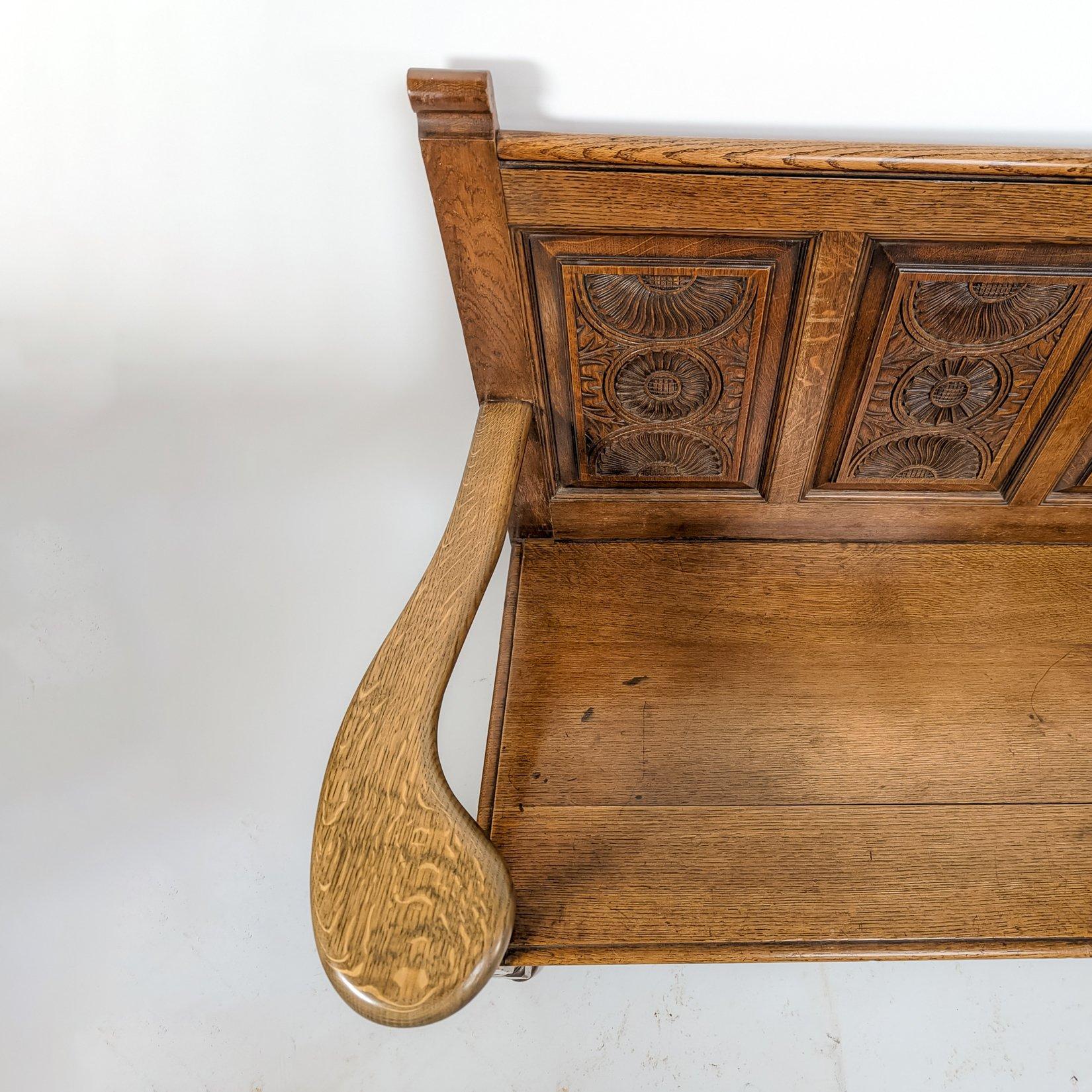 George Faulkner Armitage Geschnitzte Oak Settle mit halber Sonnenblume im Angebot 3