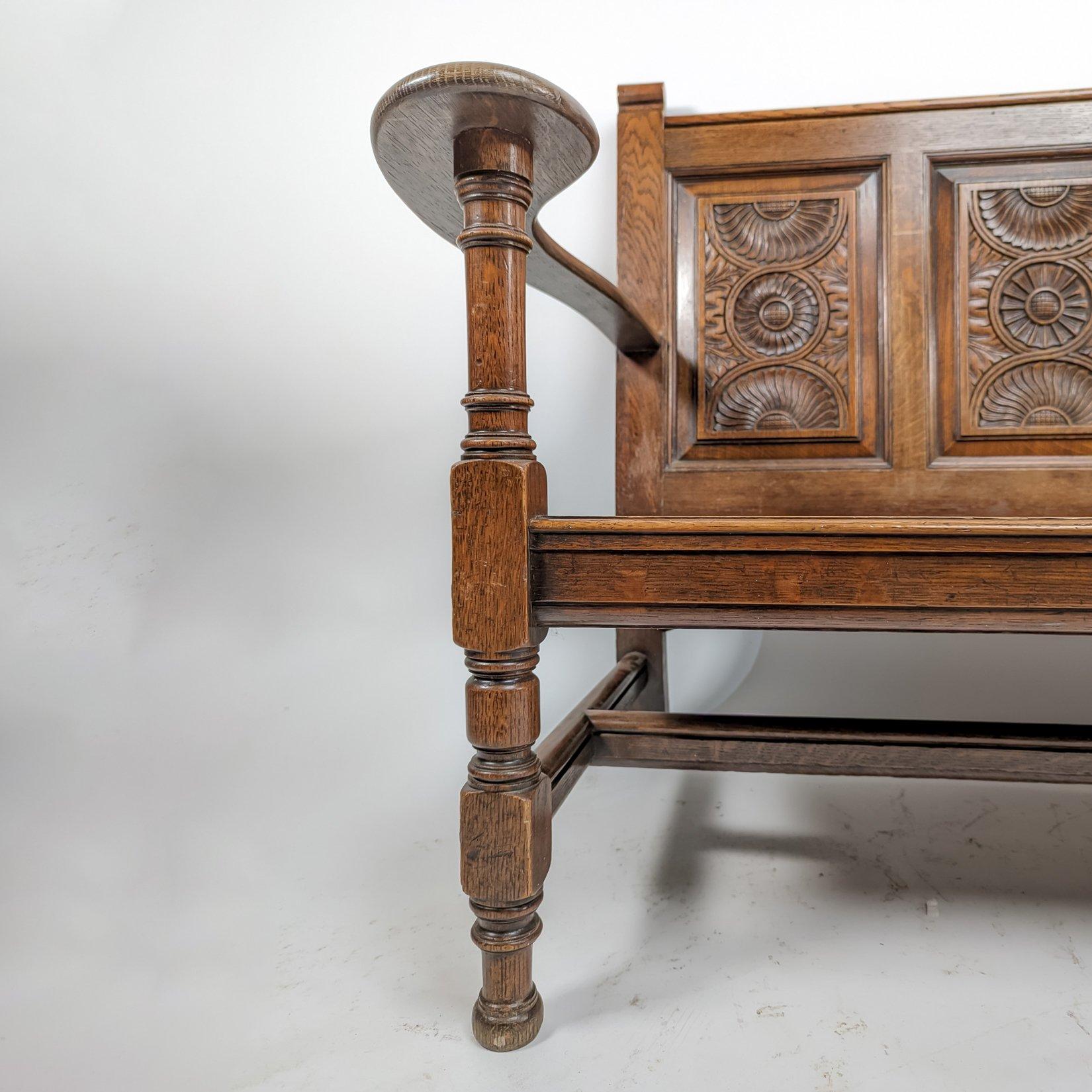 George Faulkner Armitage Geschnitzte Oak Settle mit halber Sonnenblume im Angebot 4