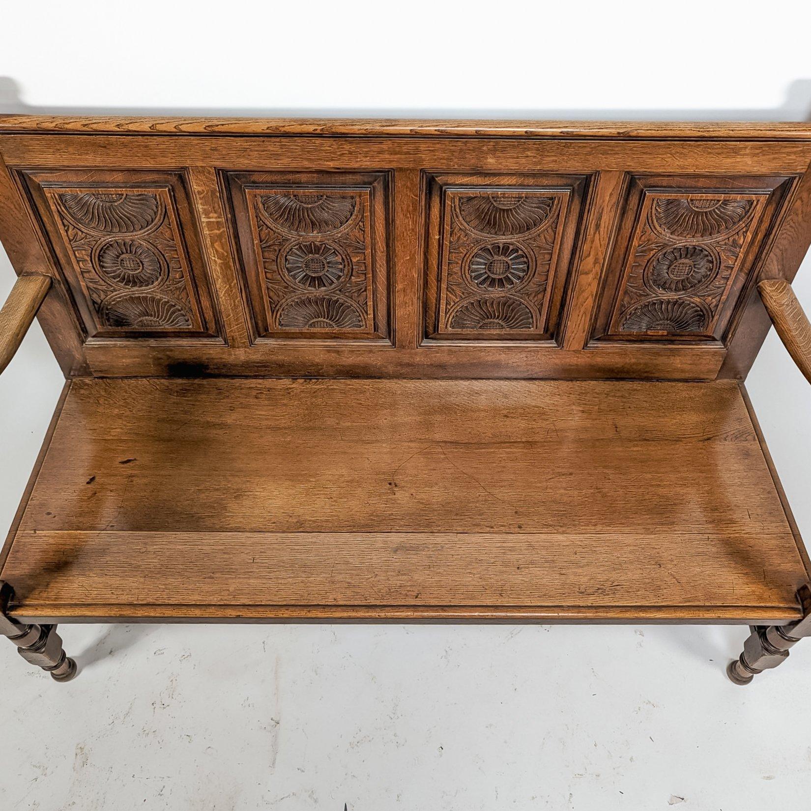 George Faulkner Armitage Geschnitzte Oak Settle mit halber Sonnenblume (Arts and Crafts) im Angebot