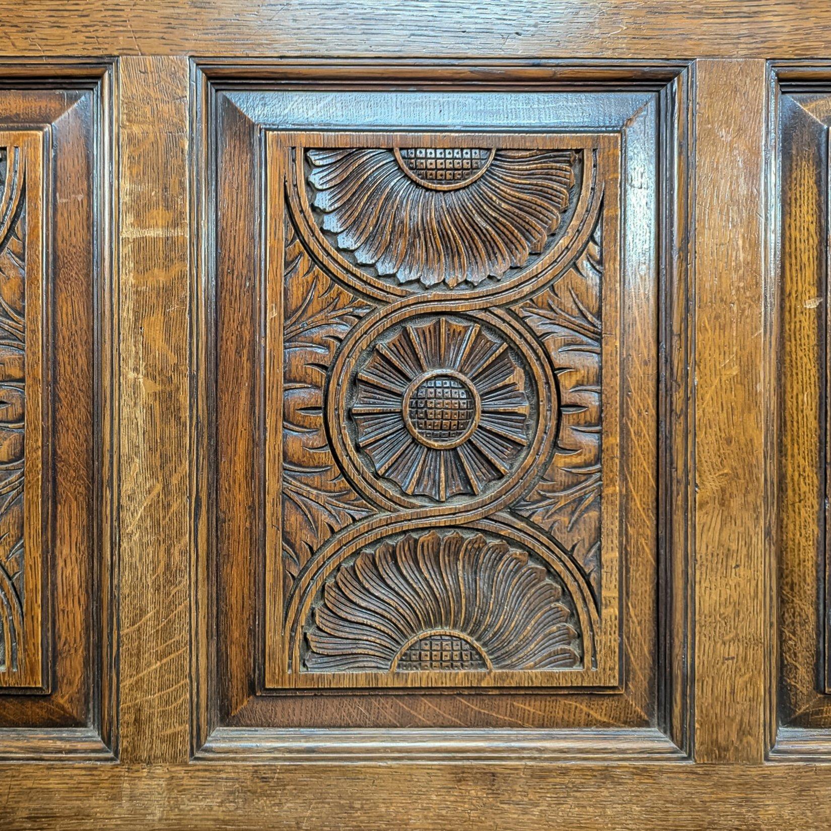 George Faulkner Armitage Geschnitzte Oak Settle mit halber Sonnenblume (Handgefertigt) im Angebot