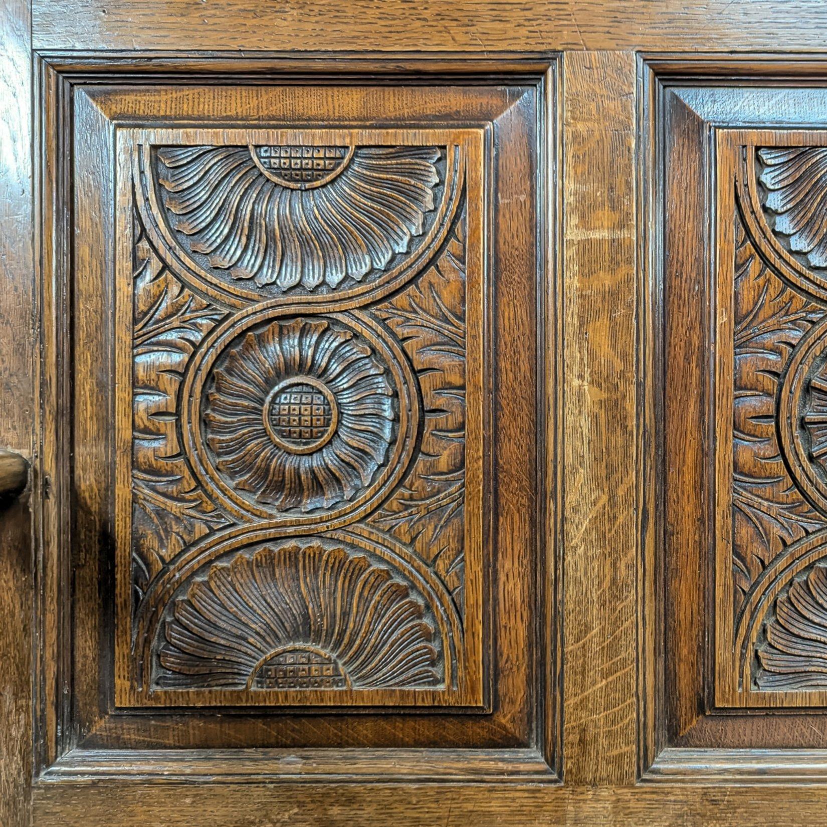 George Faulkner Armitage Geschnitzte Oak Settle mit halber Sonnenblume im Zustand „Gut“ im Angebot in London, GB
