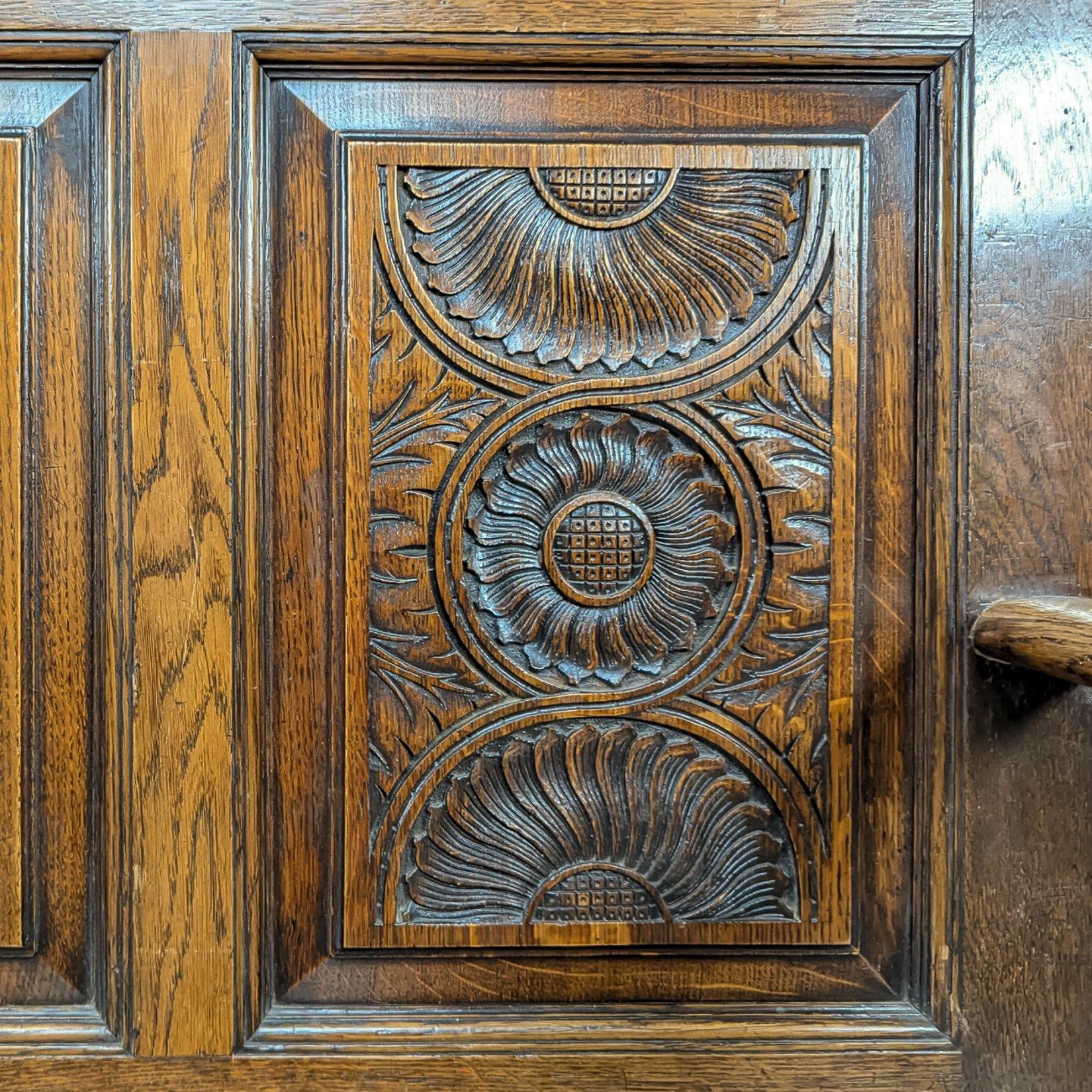 George Faulkner Armitage Geschnitzte Oak Settle mit halber Sonnenblume (19. Jahrhundert) im Angebot