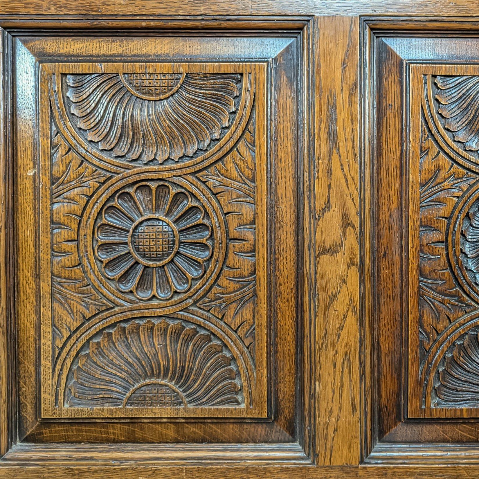 George Faulkner Armitage Geschnitzte Oak Settle mit halber Sonnenblume (Eichenholz) im Angebot
