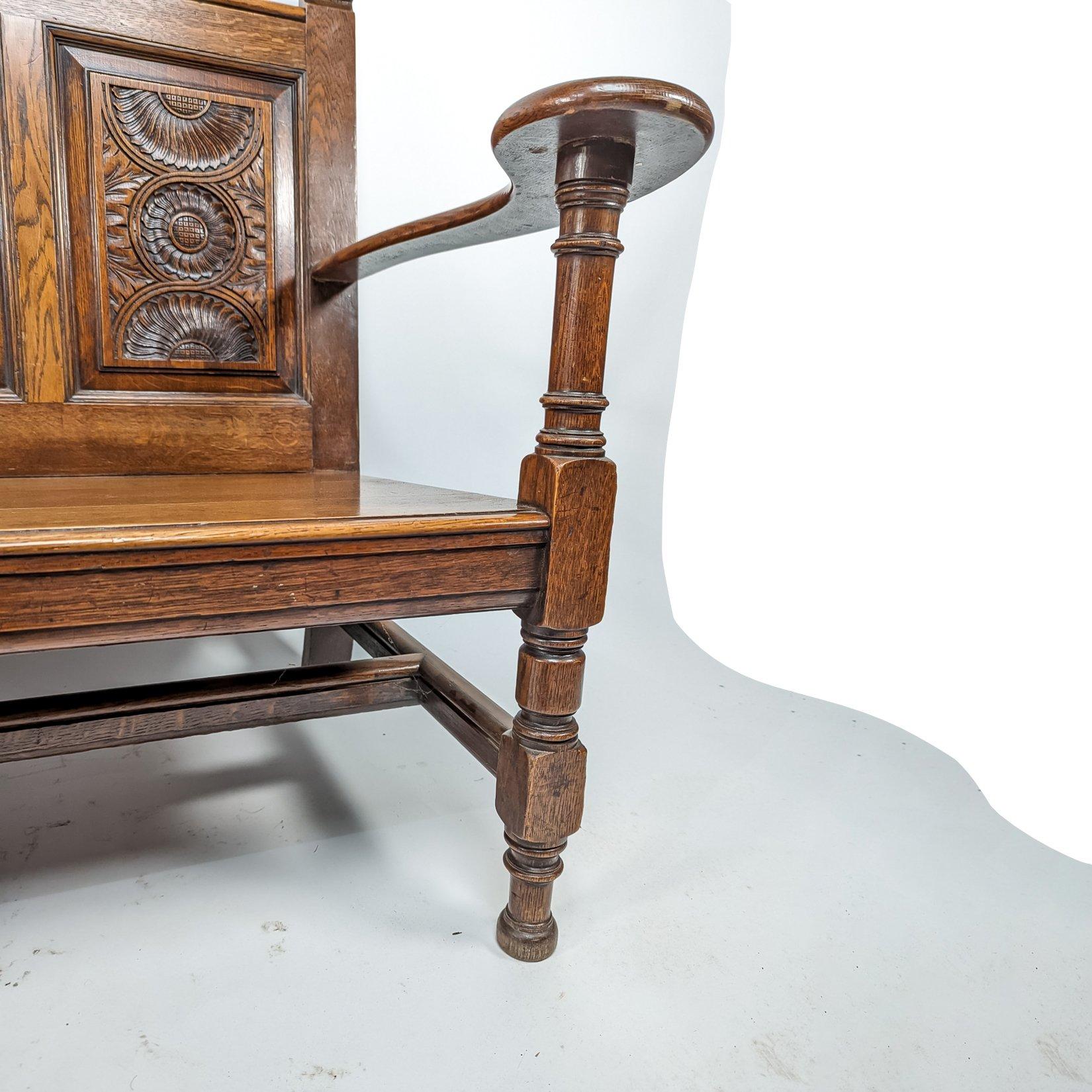 George Faulkner Armitage Geschnitzte Oak Settle mit halber Sonnenblume im Angebot 1