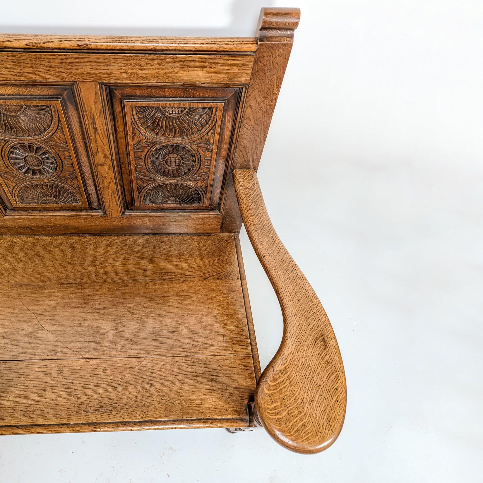 George Faulkner Armitage Geschnitzte Oak Settle mit halber Sonnenblume im Angebot 2