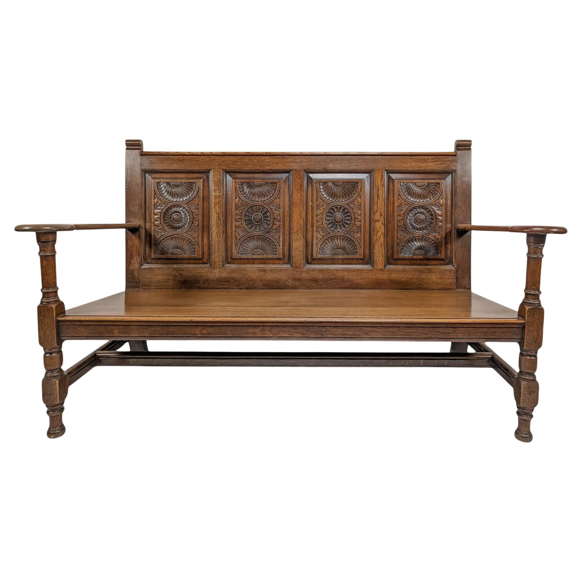 George Faulkner Armitage Geschnitzte Oak Settle mit halber Sonnenblume im Angebot