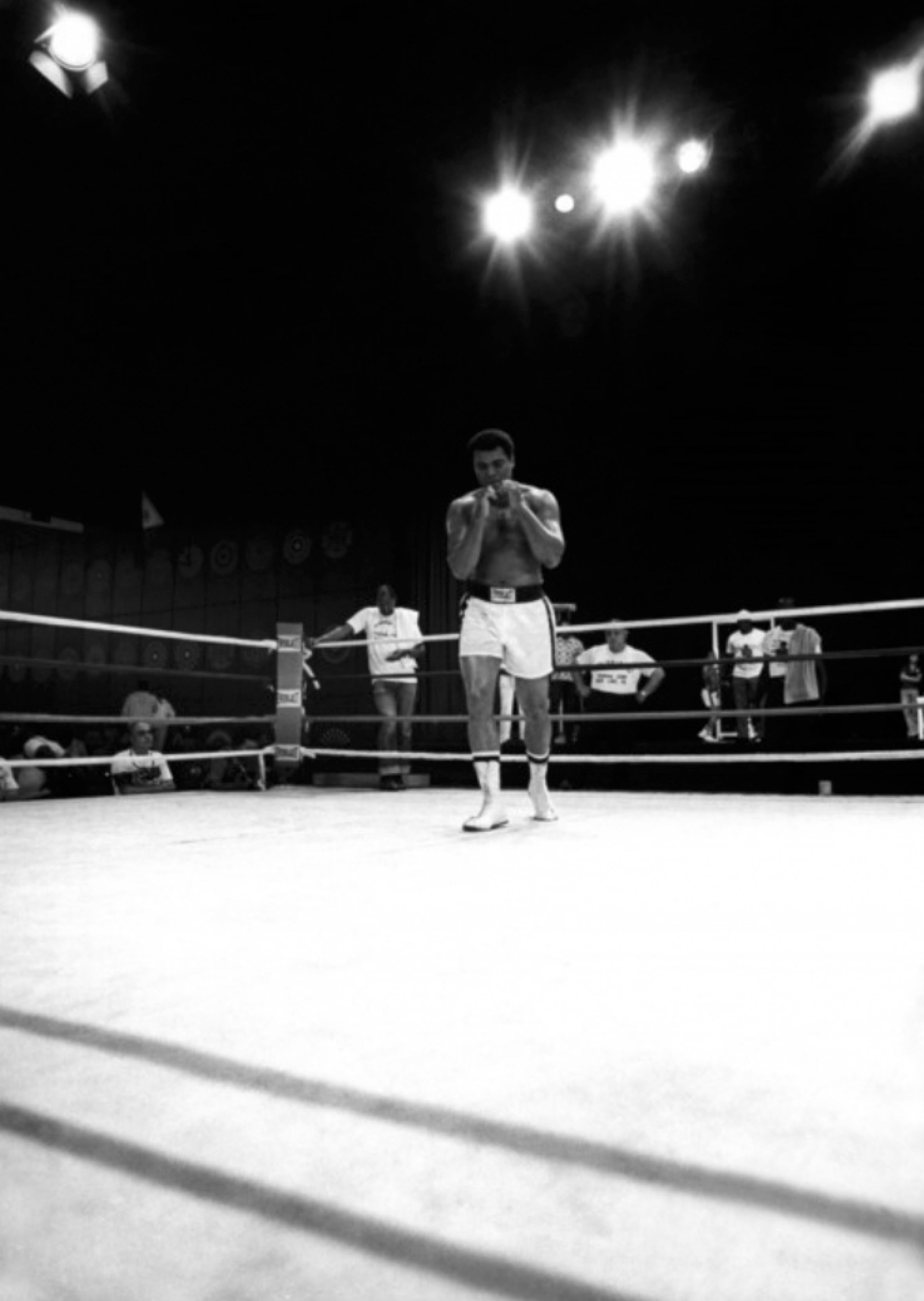 Color Photograph George Fischer - Muhammad Ali préparant pour la « thracite de Manille » -  Impression surdimensionnée 