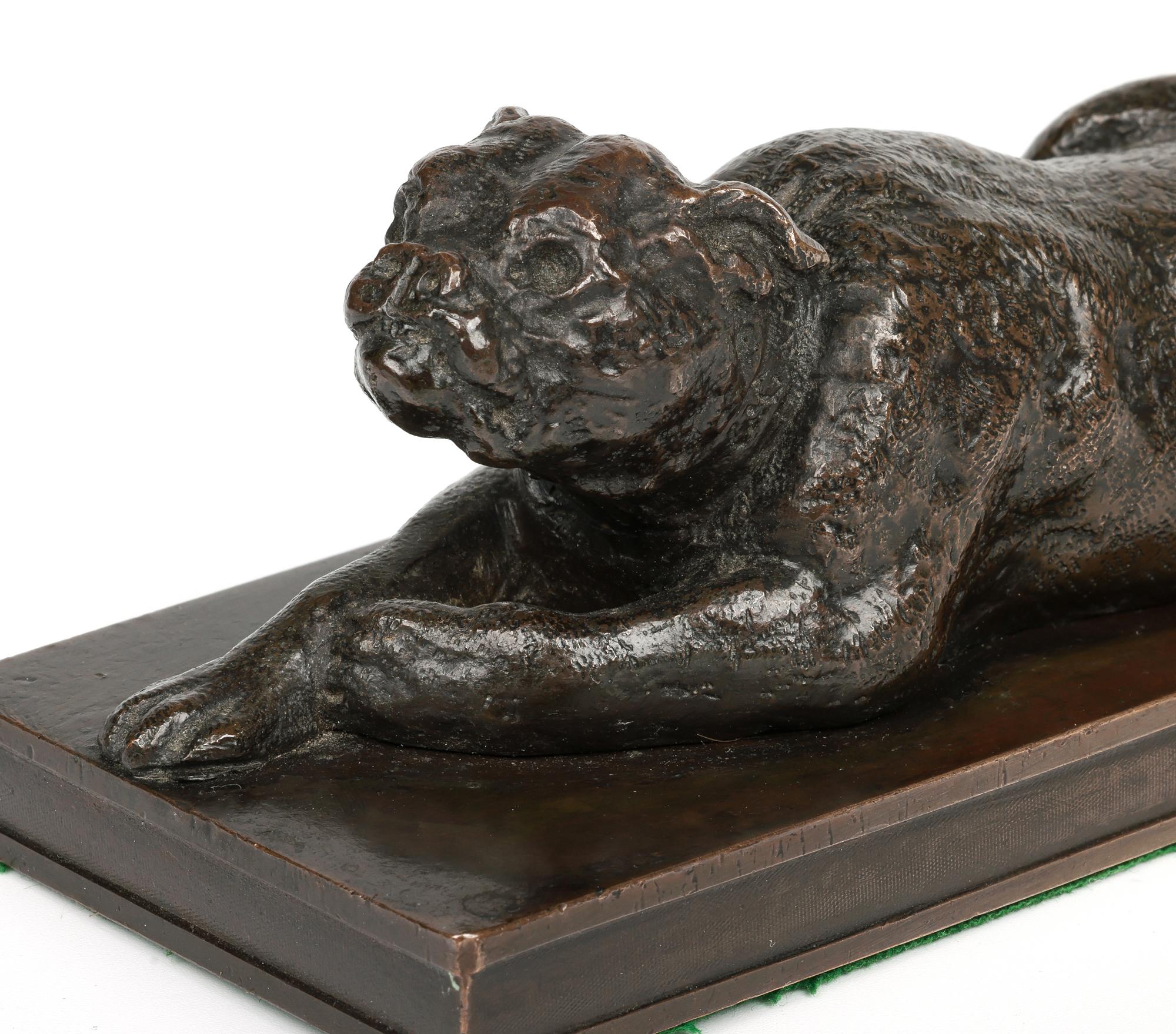 Eine schöne antike Bronze einer englischen Bulldogge des berühmten Künstlers und Bildhauers George Garrard ARA (Brite, 1760-1826).

George Garrard wurde 1760 in London geboren. Er wurde in eine lange Familientradition und Kunstfertigkeit