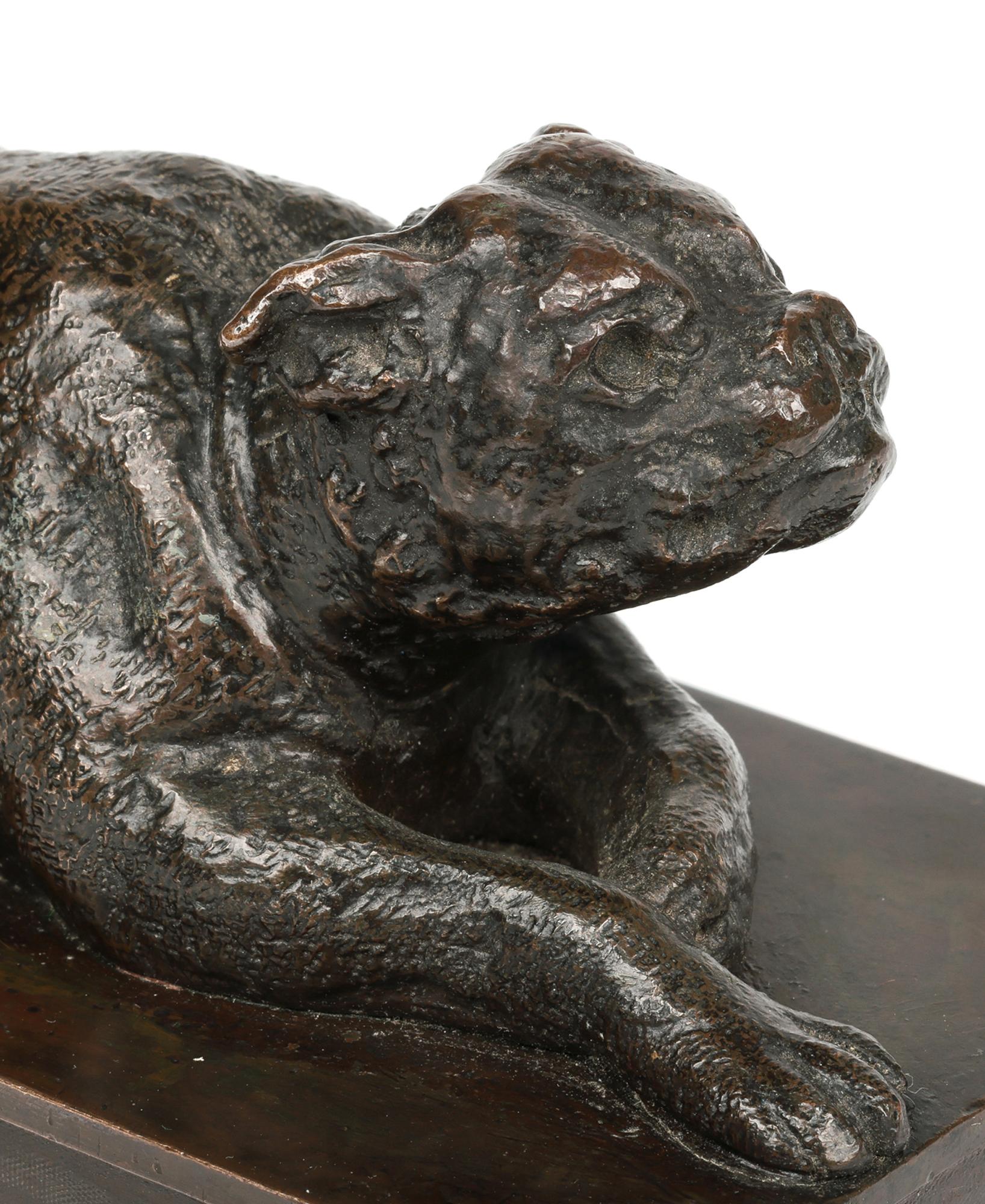 George Garrard Bronze Bulldogge liegend auf Sockel Skulptur (Britisch) im Angebot