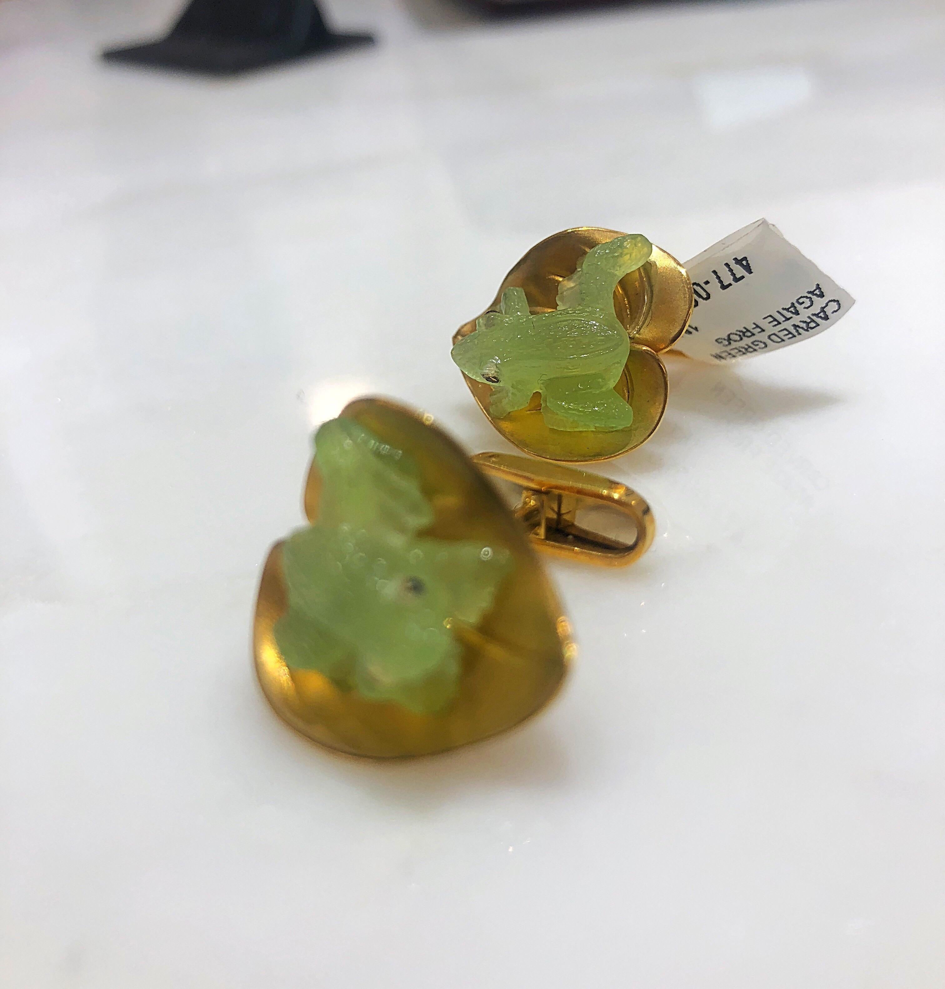 George Gero Boutons de manchette grenouille en or jaune 18 carats et agate sur socle en forme de nénuphar Neuf - En vente à New York, NY