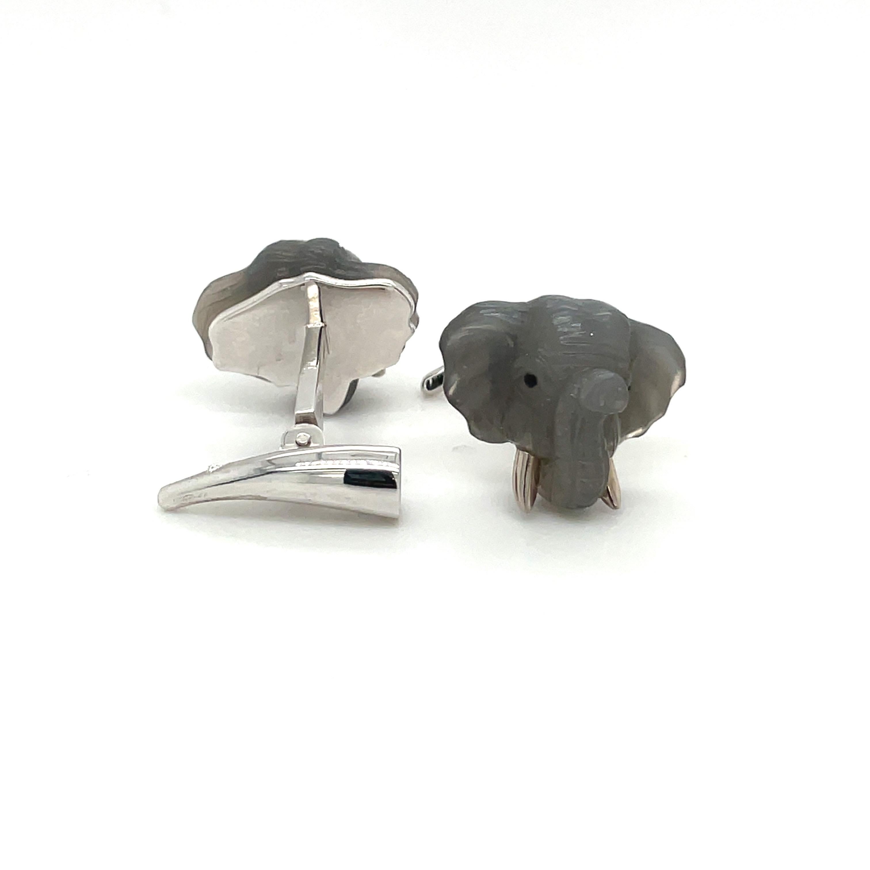 Moderne Michael Kanners Boutons de manchette tête d'éléphant en pierre de lune 18 carats et saphir bleu en vente