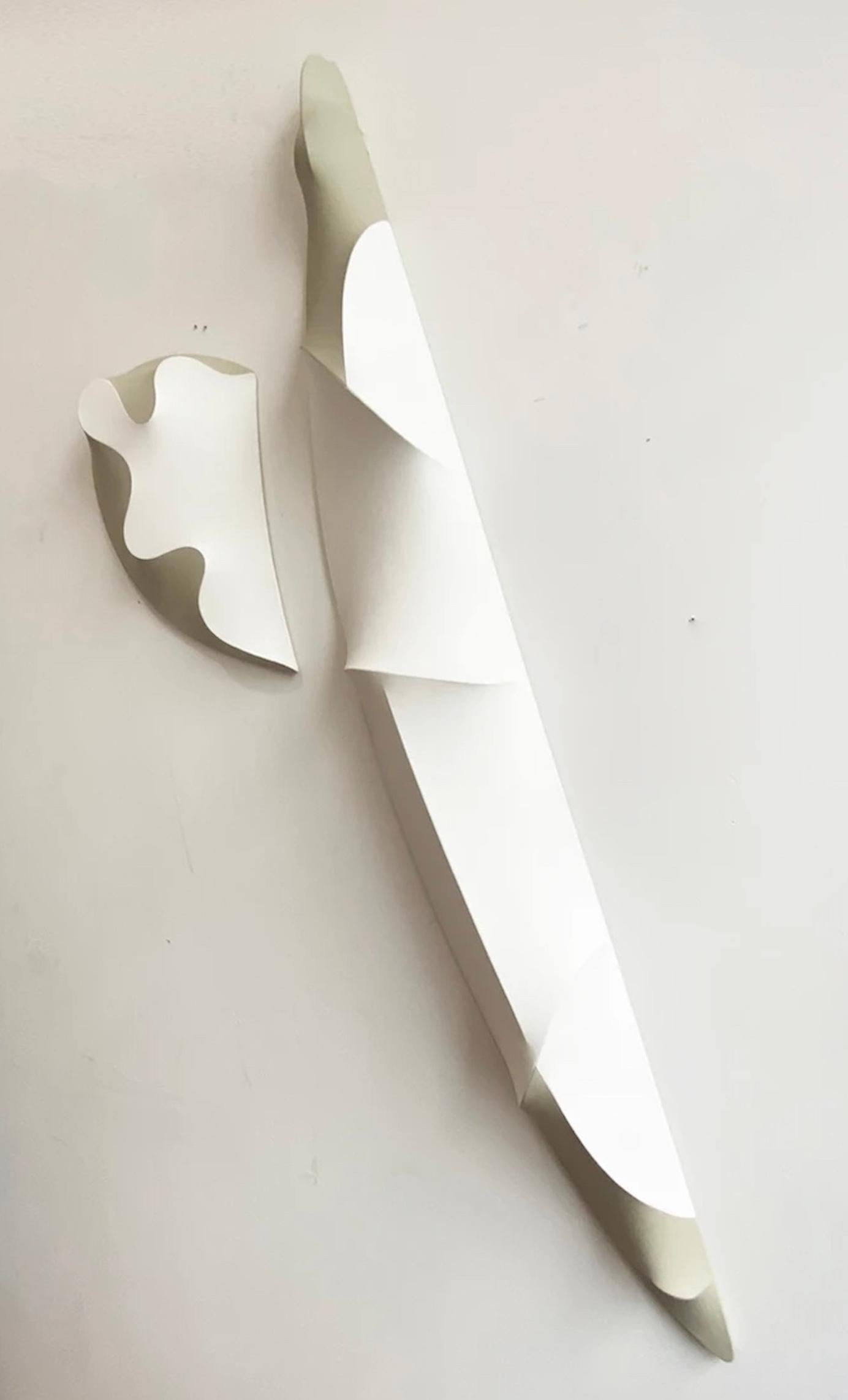 Anomalia I (2024), scultura geometrica astratta biomorfa da parete, bianco e neutro - Sculpture di George Goodridge