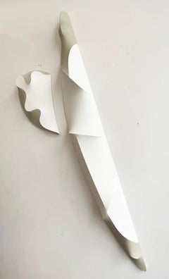 Anomalia I (2024), scultura geometrica astratta biomorfa da parete, bianco e neutro