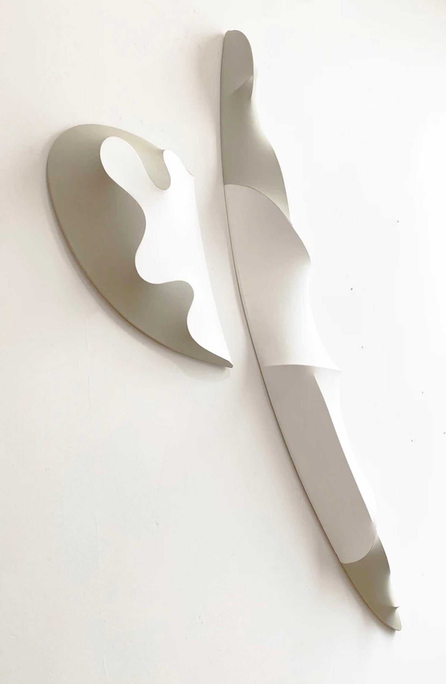 Anomalia I (2024), scultura geometrica astratta biomorfa da parete, bianco e neutro - Sculpture Astratto di George Goodridge