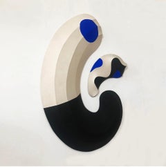 Polymorph II (2023), sculpture murale géométrique abstraite biomorphe à grande échelle