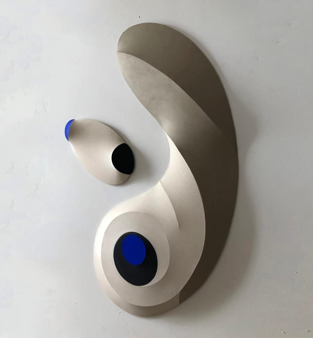 Polymorph III (2023), scultura murale astratta geometrica biomorfa di grandi dimensioni - Sculpture Astratto di George Goodridge