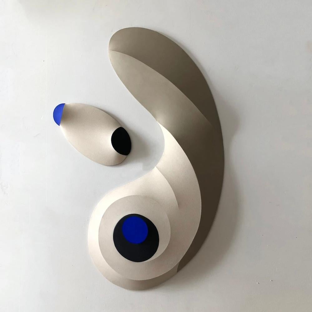 Polimorfo III (2023), escultura mural biomórfica abstracta geométrica de gran formato