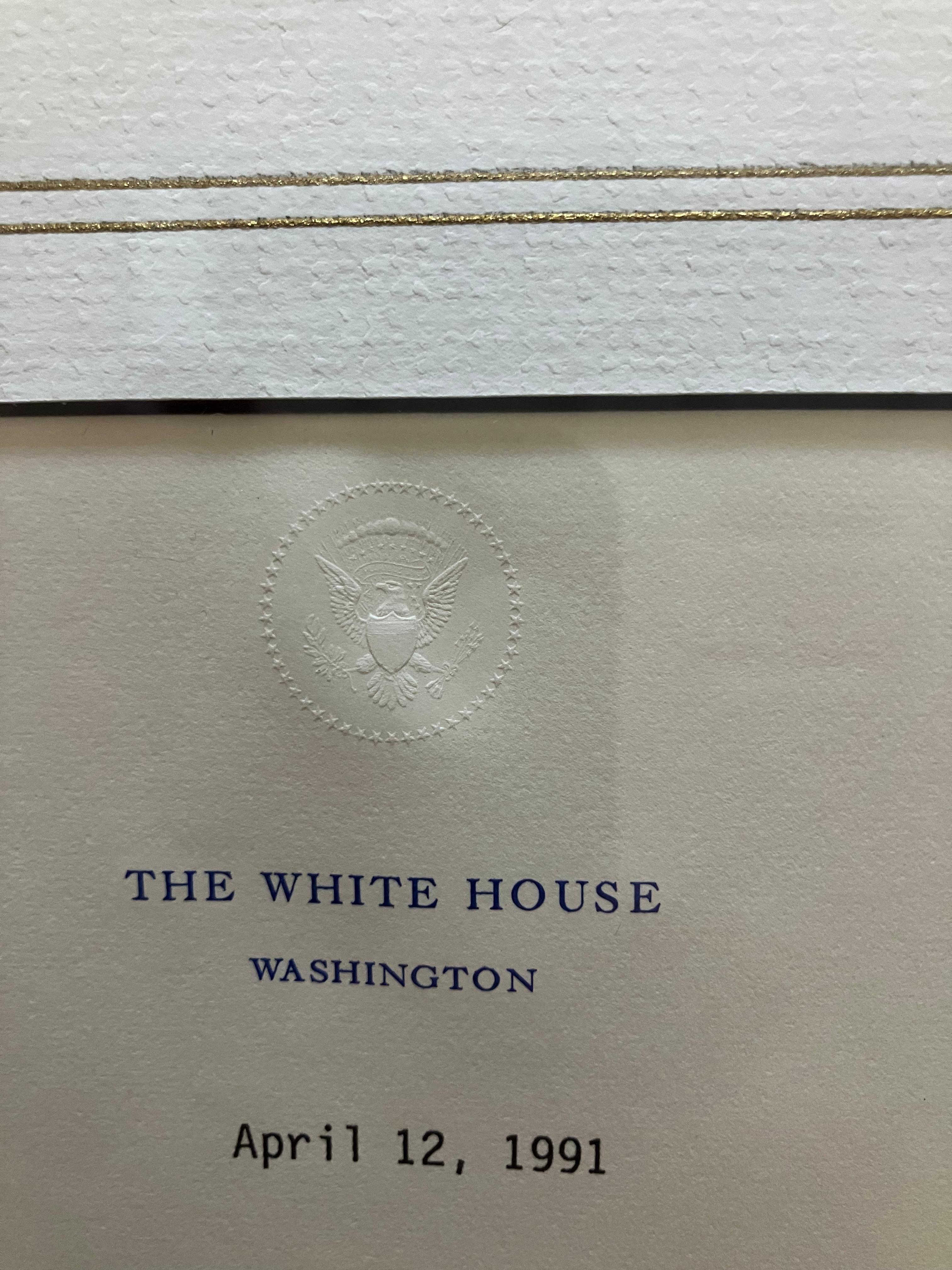 Espectacular carta de 1991 escrita a mano en la Casa Blanca, papel de cartas de George Herbert Walker Bush. La carta habla de la guerra del golfo y esta doblemente firmada la segunda firma esta solo firmada George. La carta está en un estado