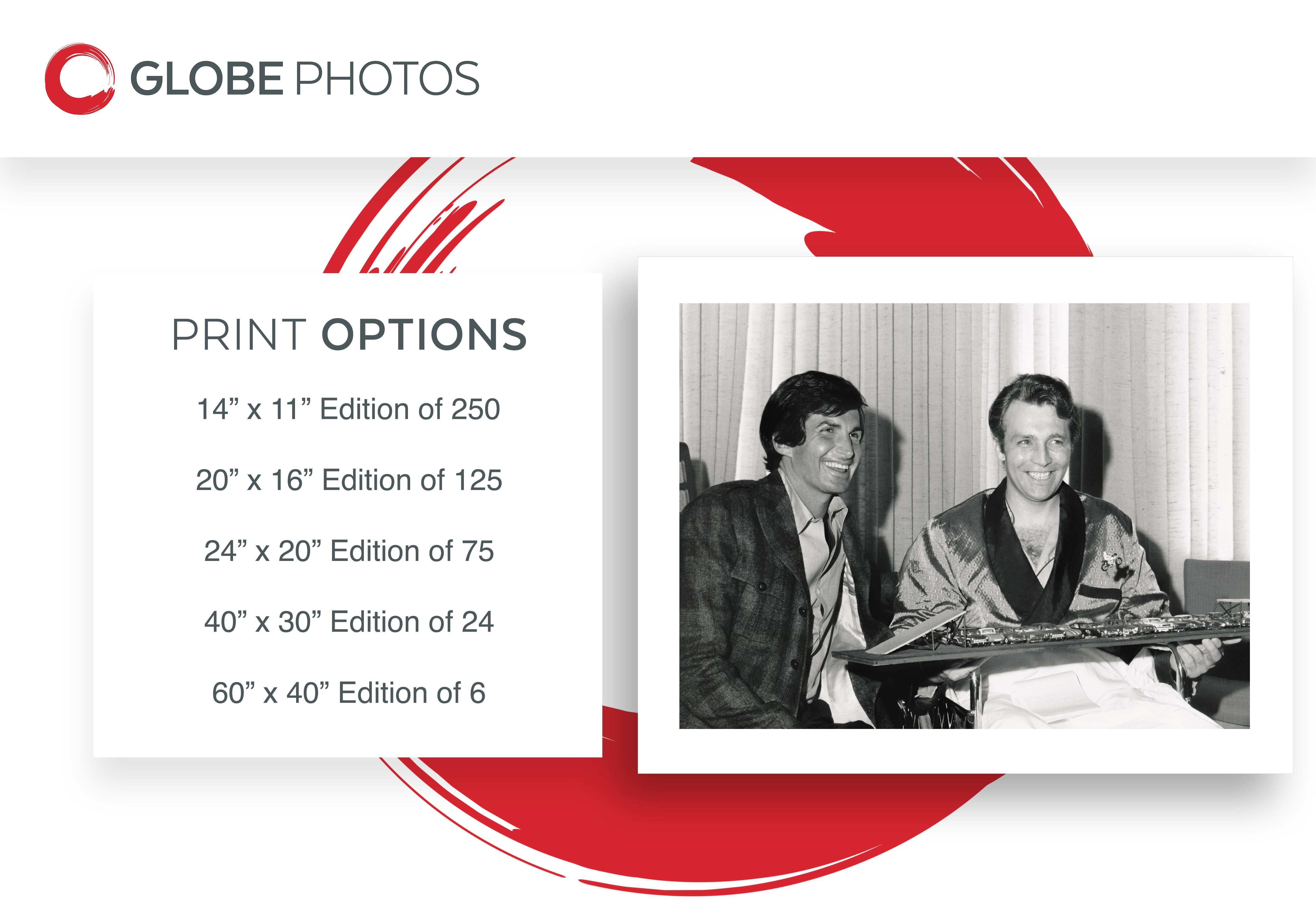 Evel Knievel sorride con una controfigura - Photograph di George Hamilton