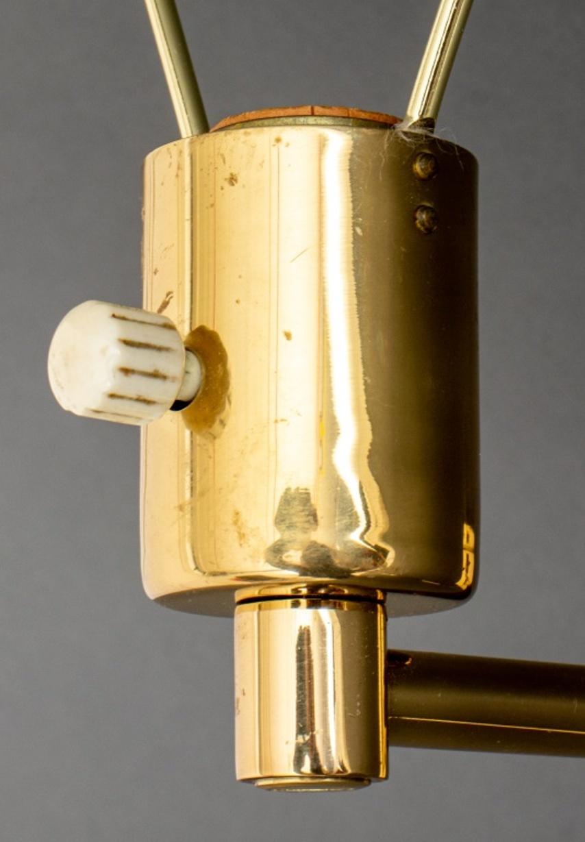 Paar Swing-Arm-Lampen aus Messing von George Hansen für Hinson (Postmoderne) im Angebot