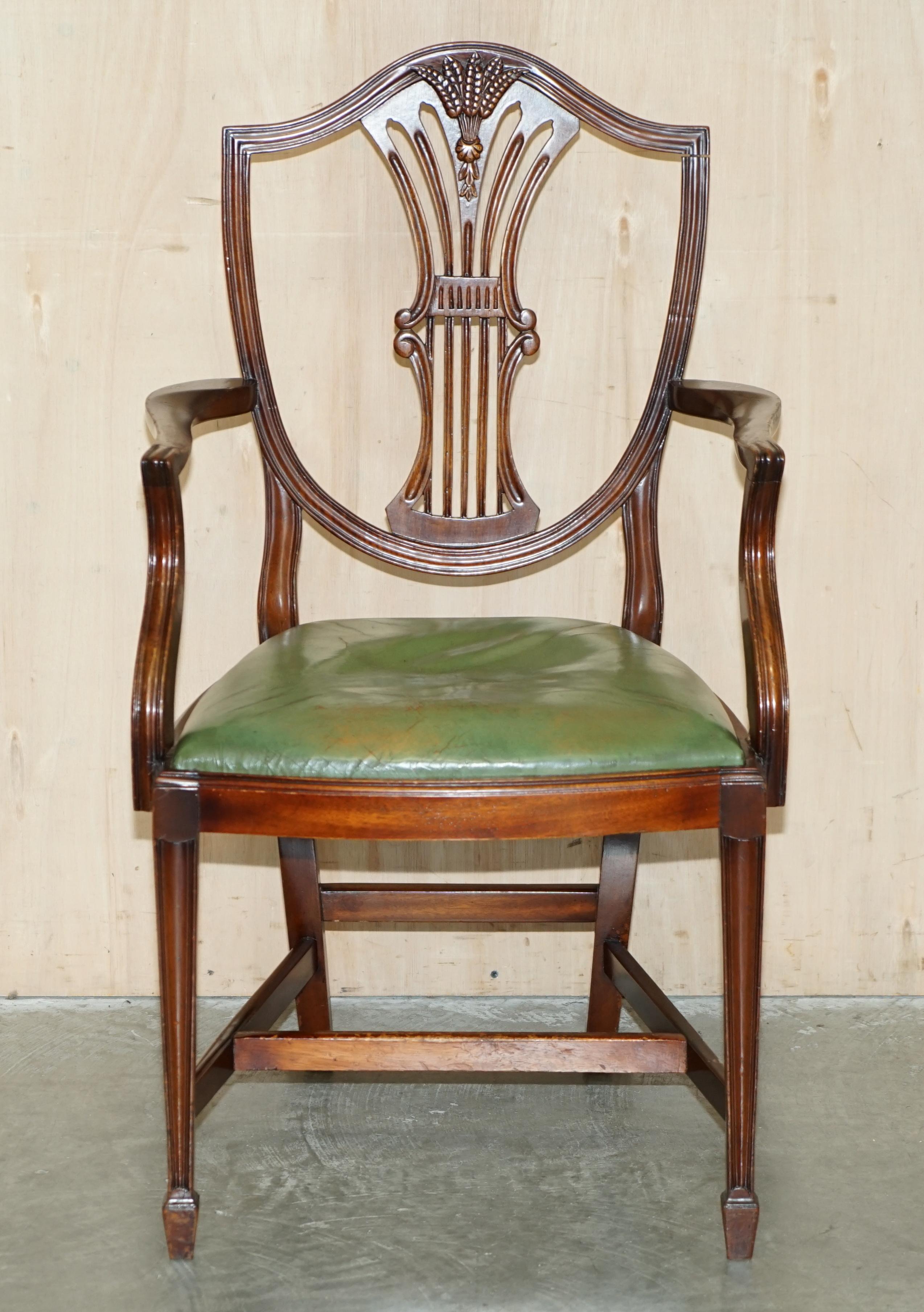 Royal House Antiques

Royal House Antiques freut sich, diesen schönen Vintage-Sessel im Weizengras-Stil von George Hepplewhite aus Mahagoni mit grünem Ledersitzpolster aus der Zeit als Schreibtischstuhl zum Verkauf anzubieten 

Bitte beachten Sie